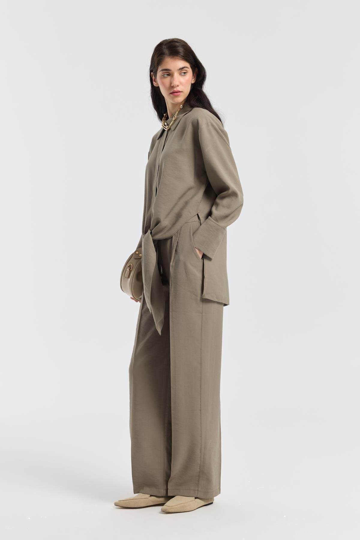 Liliya Önden Bağlamalı Pile Detaylı Takım - Vizon