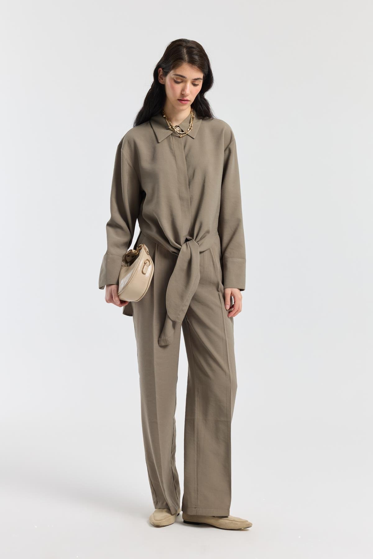 Liliya Önden Bağlamalı Pile Detaylı Takım - Vizon