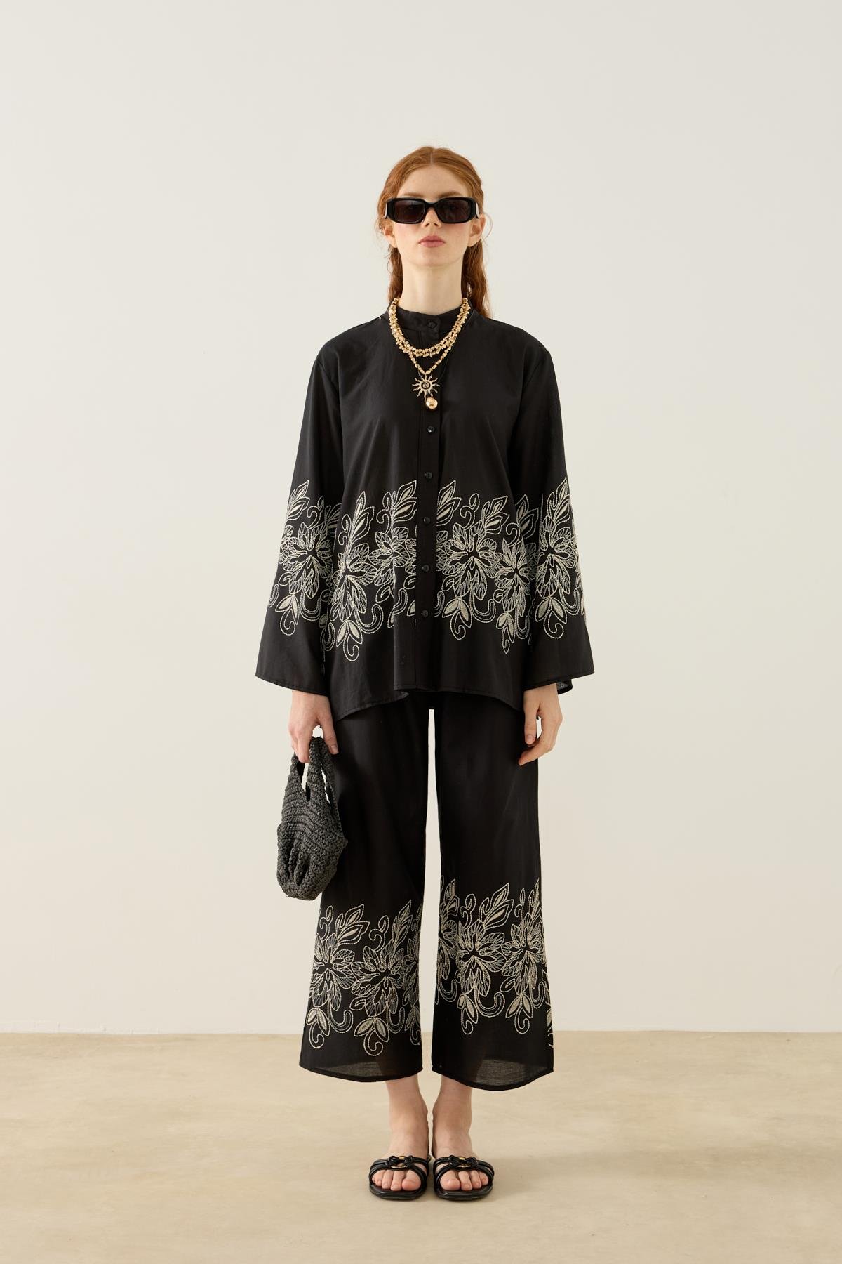 Mia Nakış İşlemeli Keten Takım - Siyah