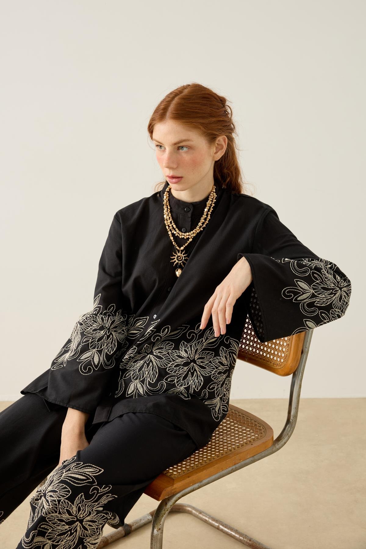 Mia Nakış İşlemeli Keten Takım - Siyah