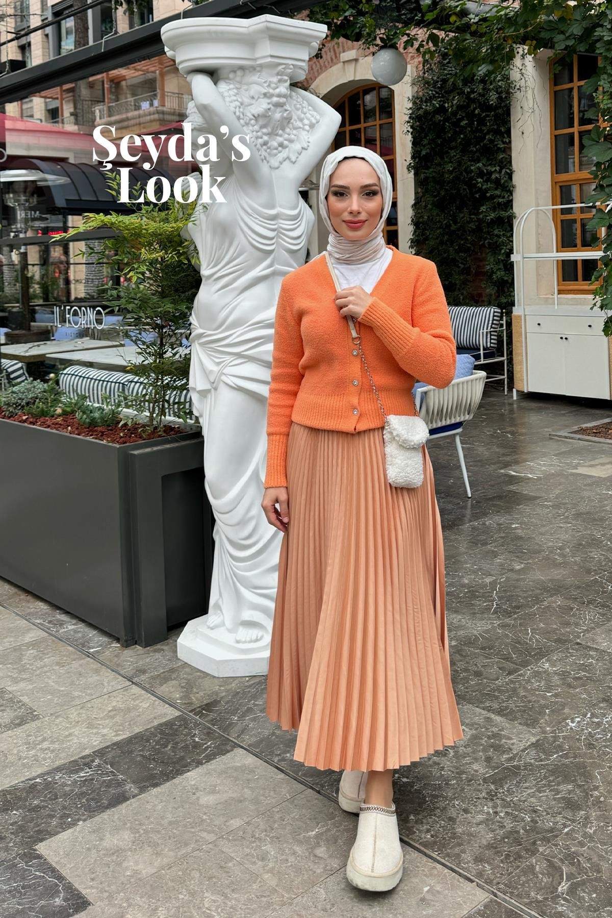 ŞEYDA'NIN VANESSA TAŞ DÜĞMELİ HIRKA VE EMY PLİSOLE ETEK KOMBİNİ 