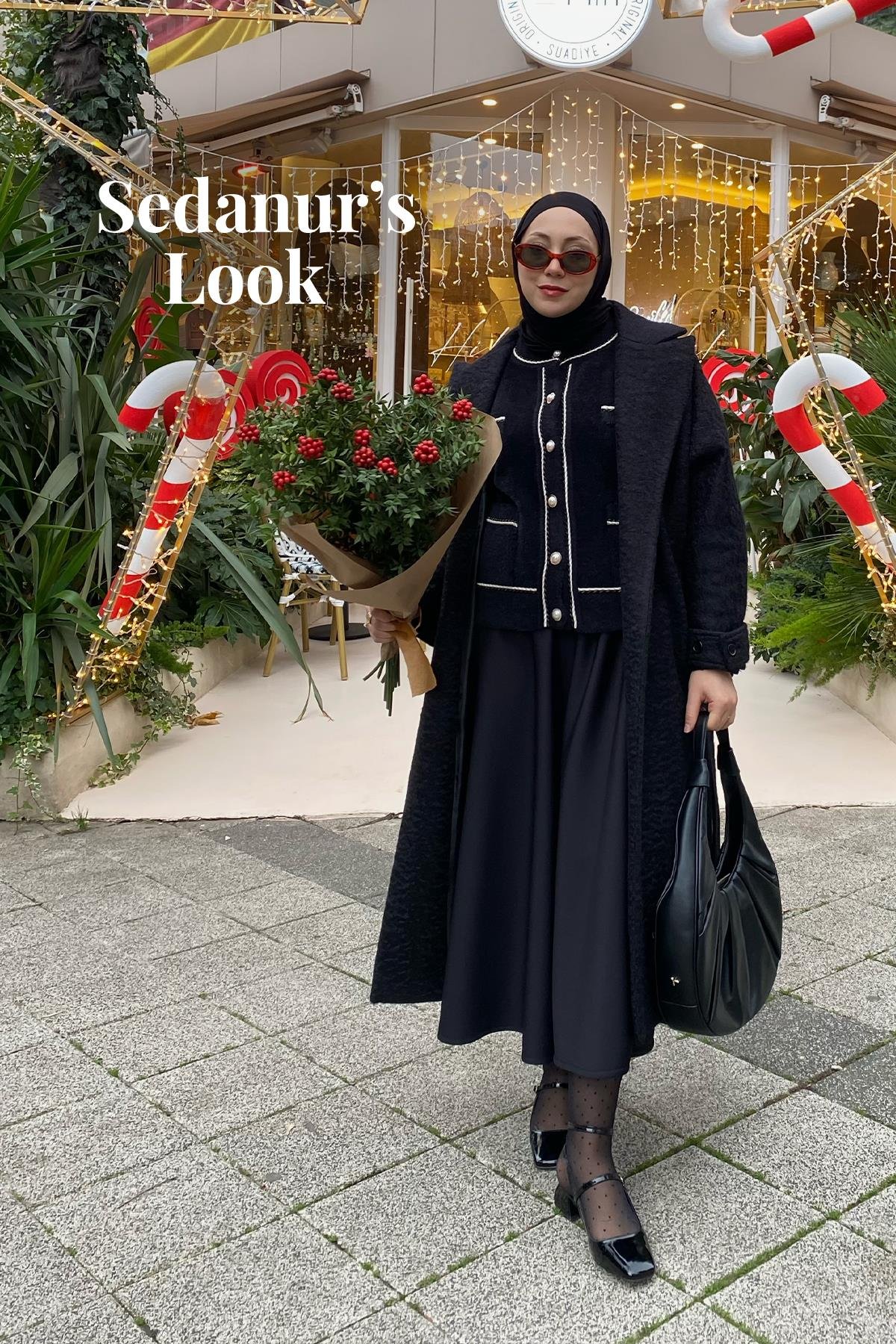 SEDANUR'UN LARA BUKLET KABAN, DAPHNE İNCİ DÜĞME DETAYLI YUMOŞ HIRKA VE PANDORA SKUBA KLOŞ ETEK KOMBİNİ