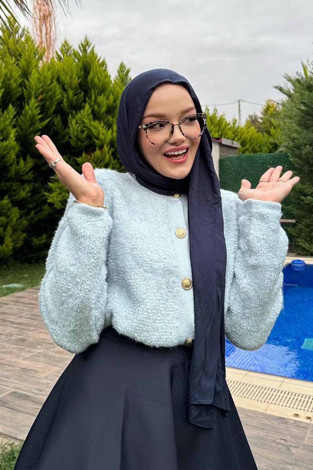 ŞULE'NİN CEREMONY ESKİTME DÜĞME DETAYLI BUKLET HIRKA VE PANDORA SKUBA KLOŞ ETEK KOMBİNİ