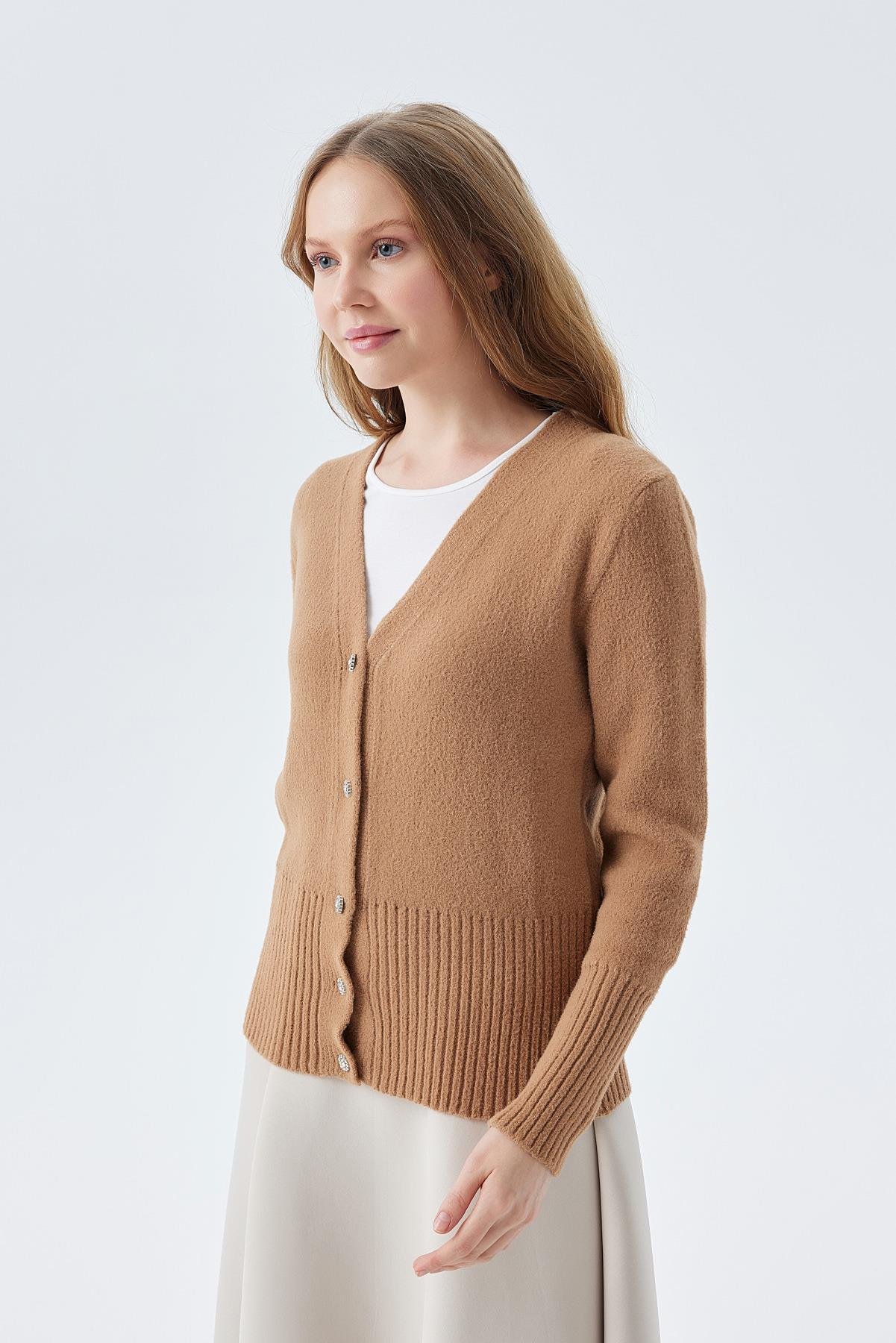 VANESSA TAŞ DÜĞMELİ HIRKA - CAMEL 