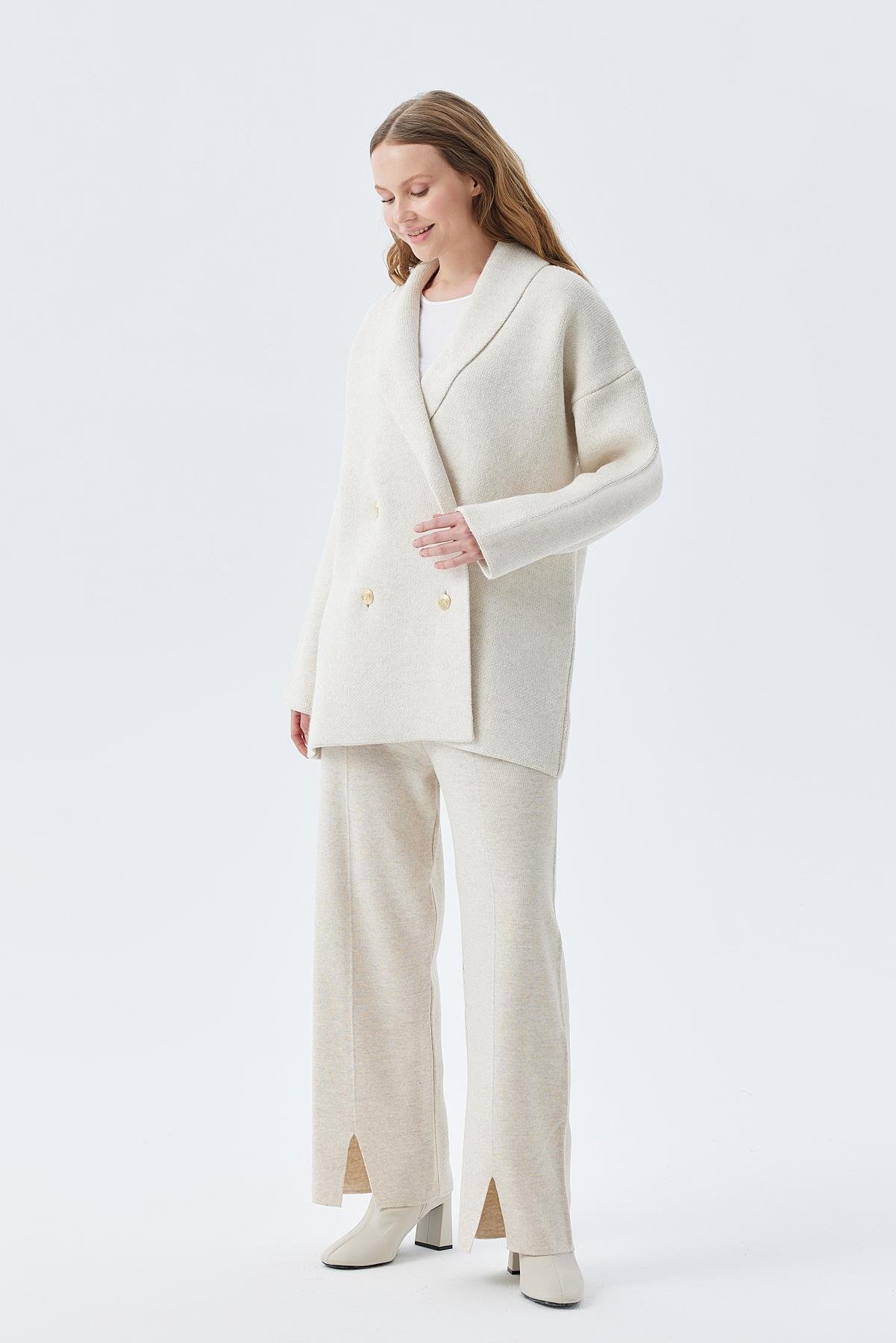 VENÜS GOLD DÜĞME DETAYLI KRUVAZE ÖRME CEKET - BEJ