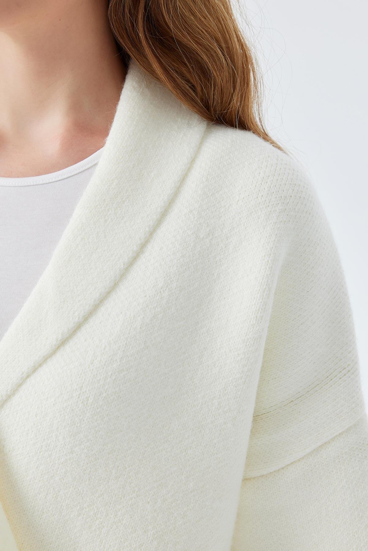 VENÜS GOLD DÜĞME DETAYLI KRUVAZE ÖRME CEKET  - EKRU 