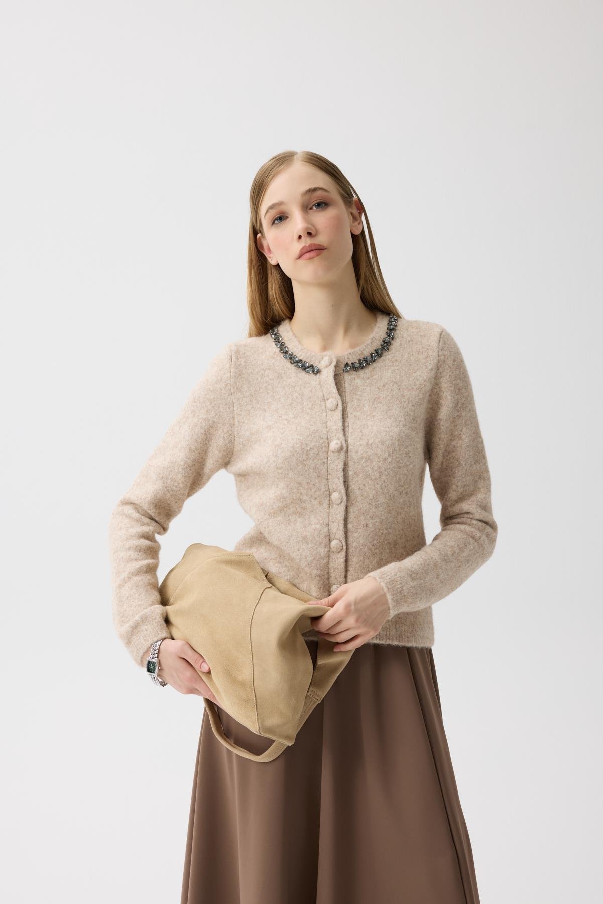 Victoria Yaka Taşlı Yünlü Hırka - Bej 