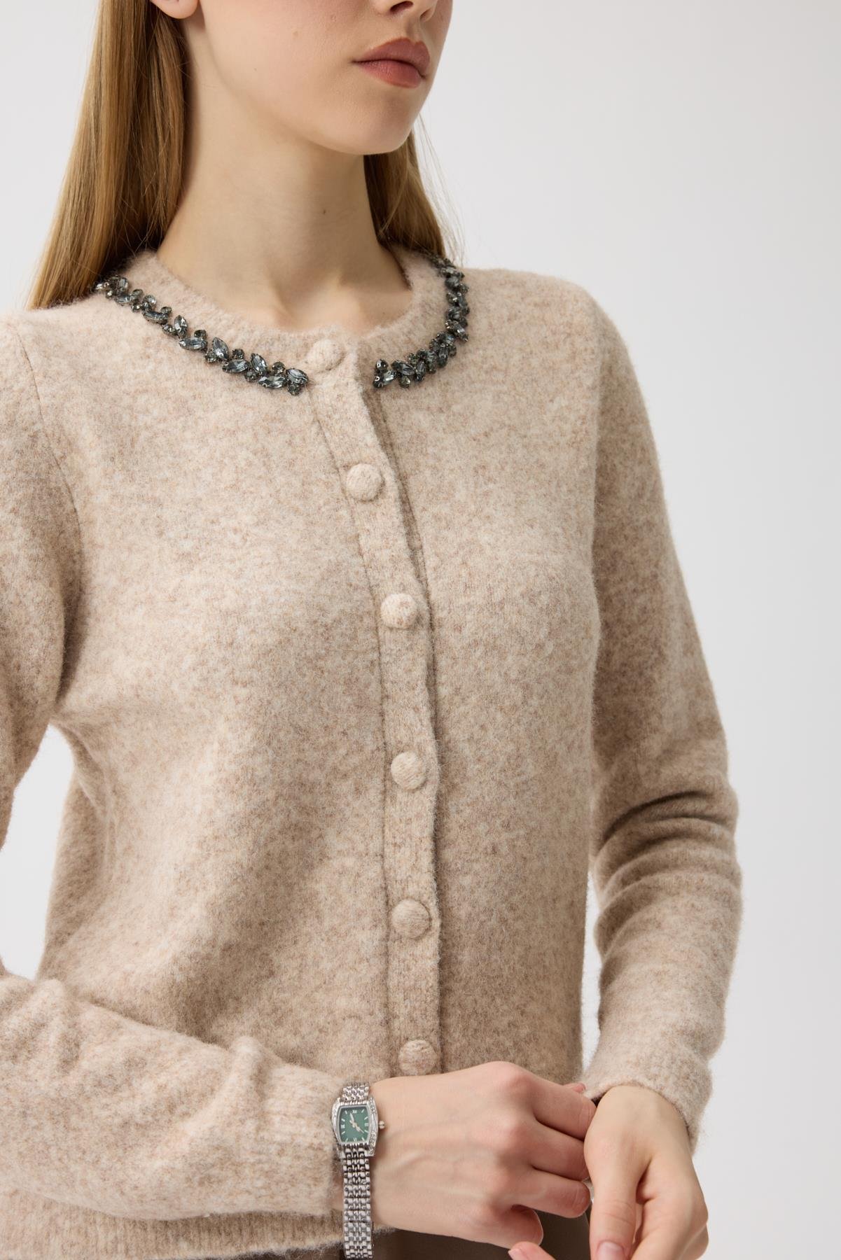 Victoria Yaka Taşlı Yünlü Hırka - Bej 