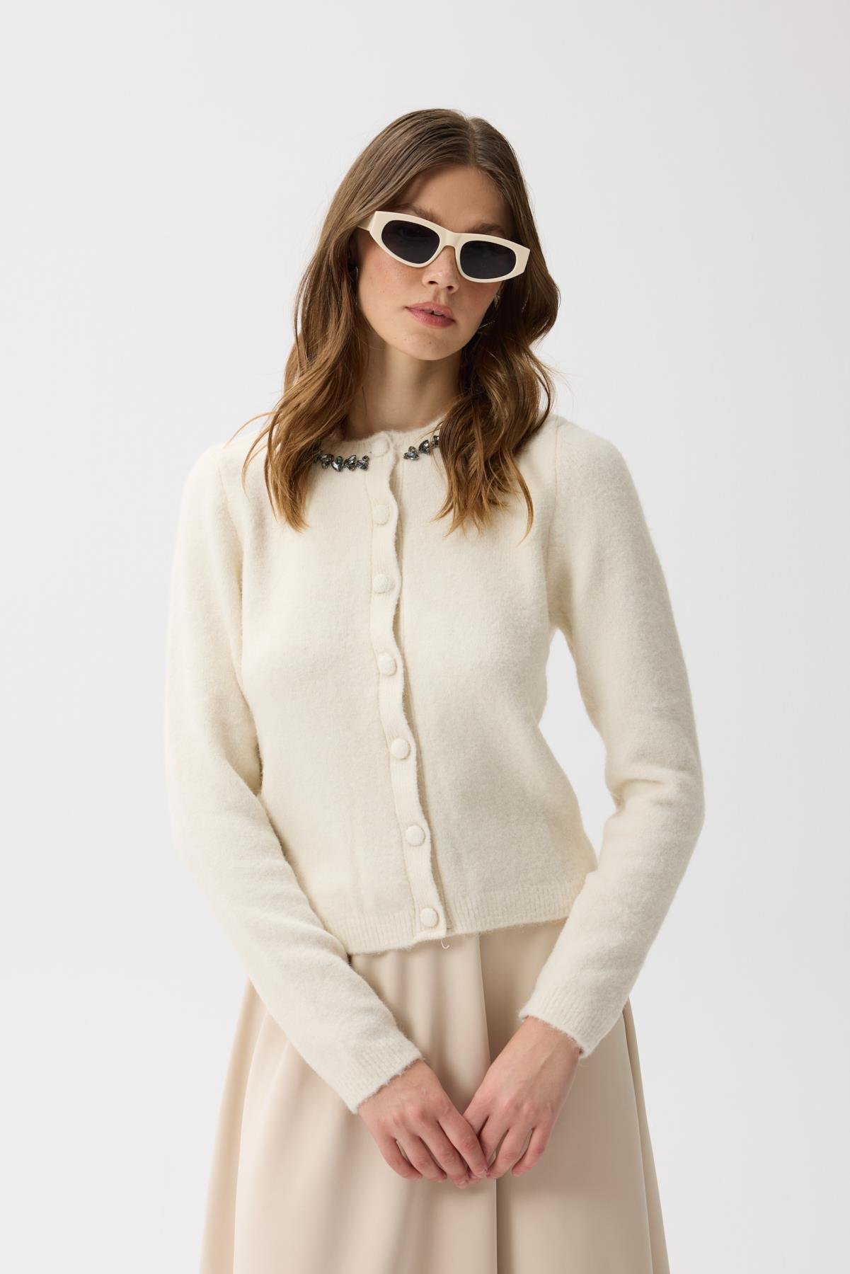 Victoria Yaka Taşlı Yünlü Hırka - Ekru 