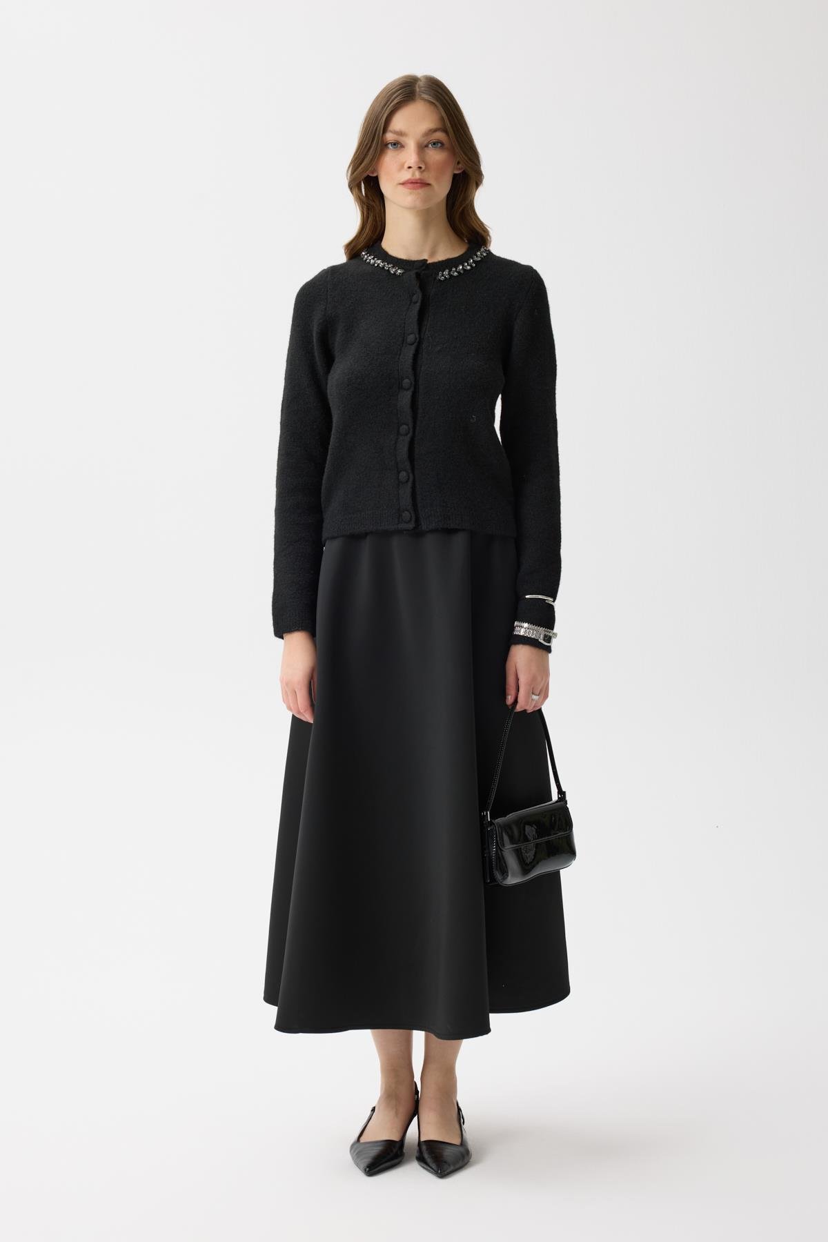 Victoria Yaka Taşlı Yünlü Hırka - Siyah 