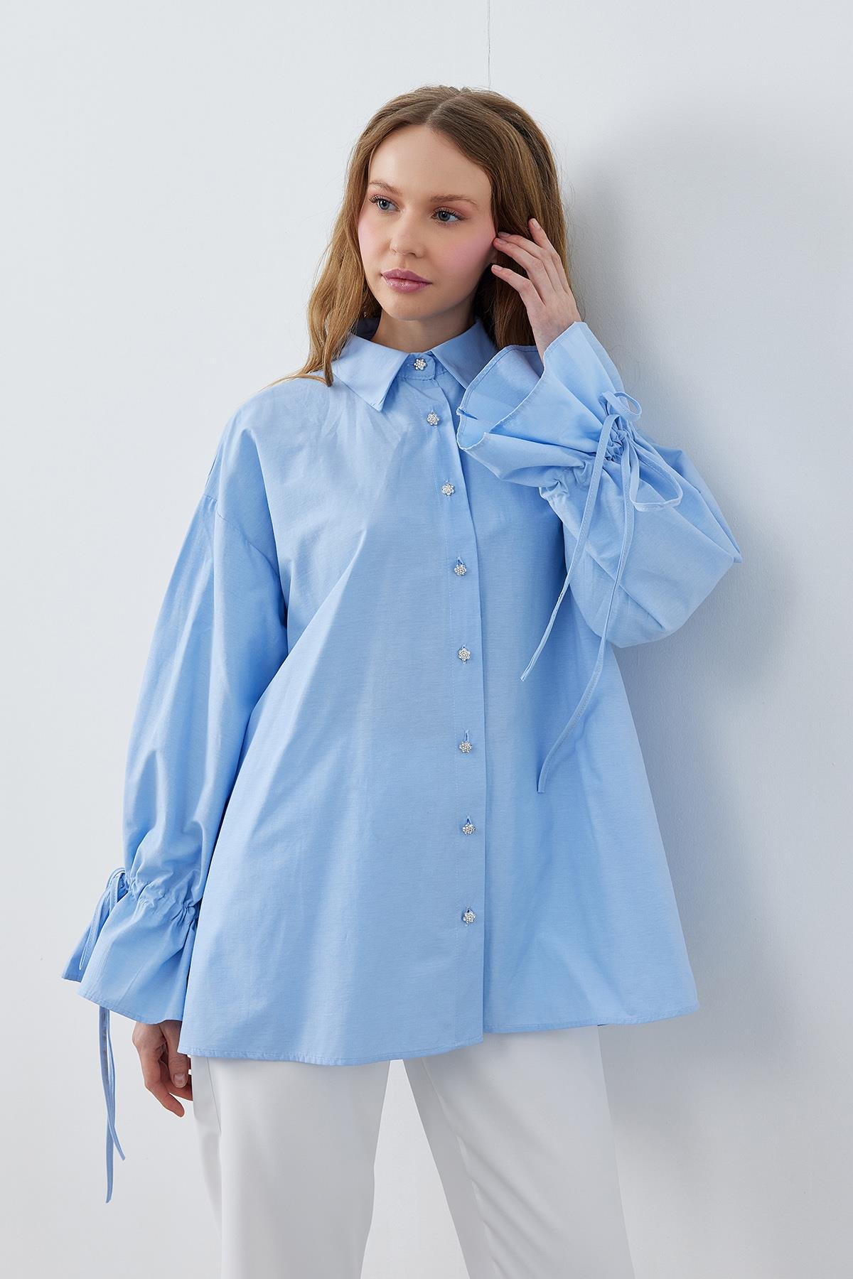 VİOLA TAŞ DÜĞMELİ KOLU BÜZGÜLÜ POPLİN GÖMLEK - MAVİ 