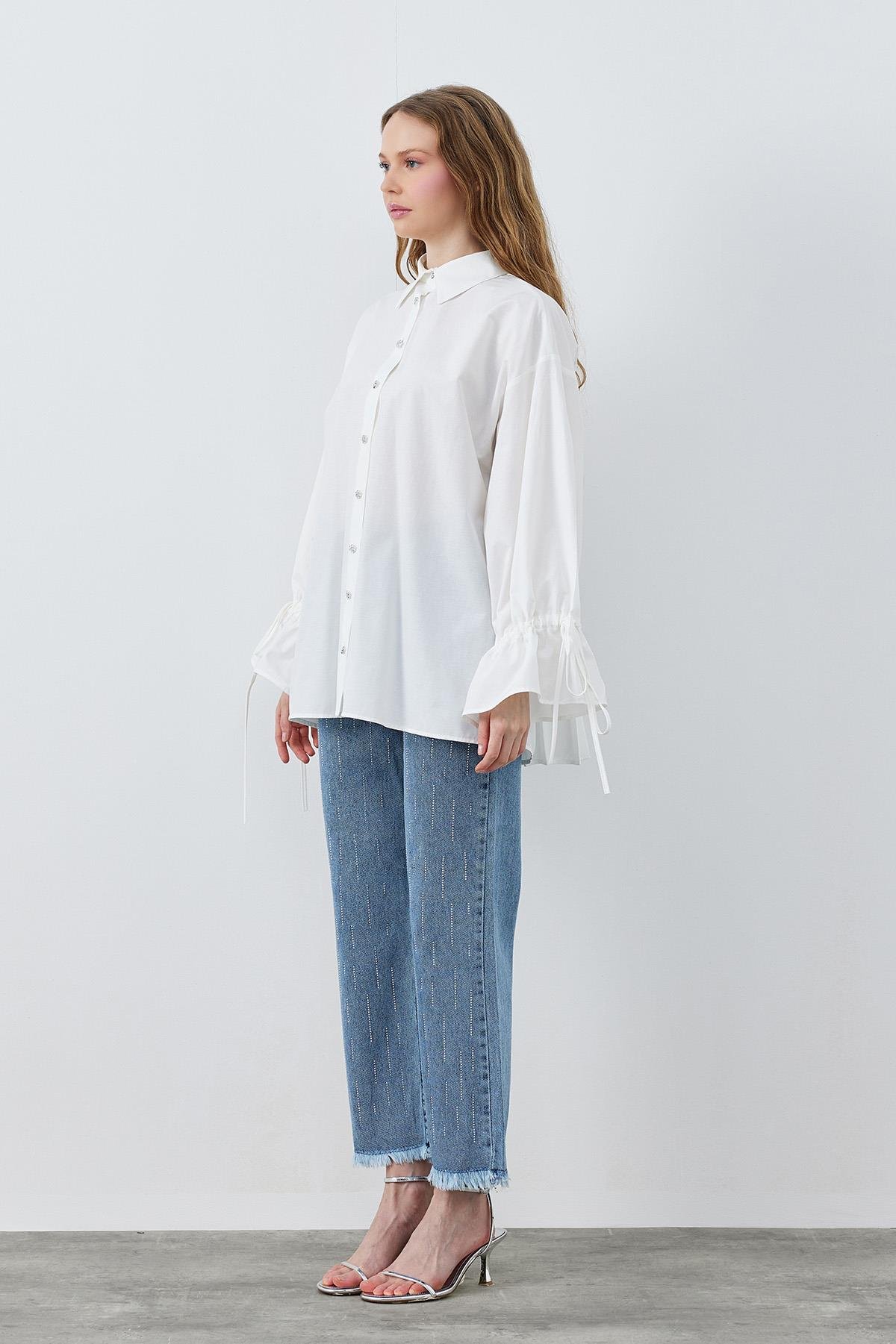 VİOLA TAŞ DÜĞMELİ KOLU BÜZGÜLÜ POPLİN GÖMLEK - BEYAZ