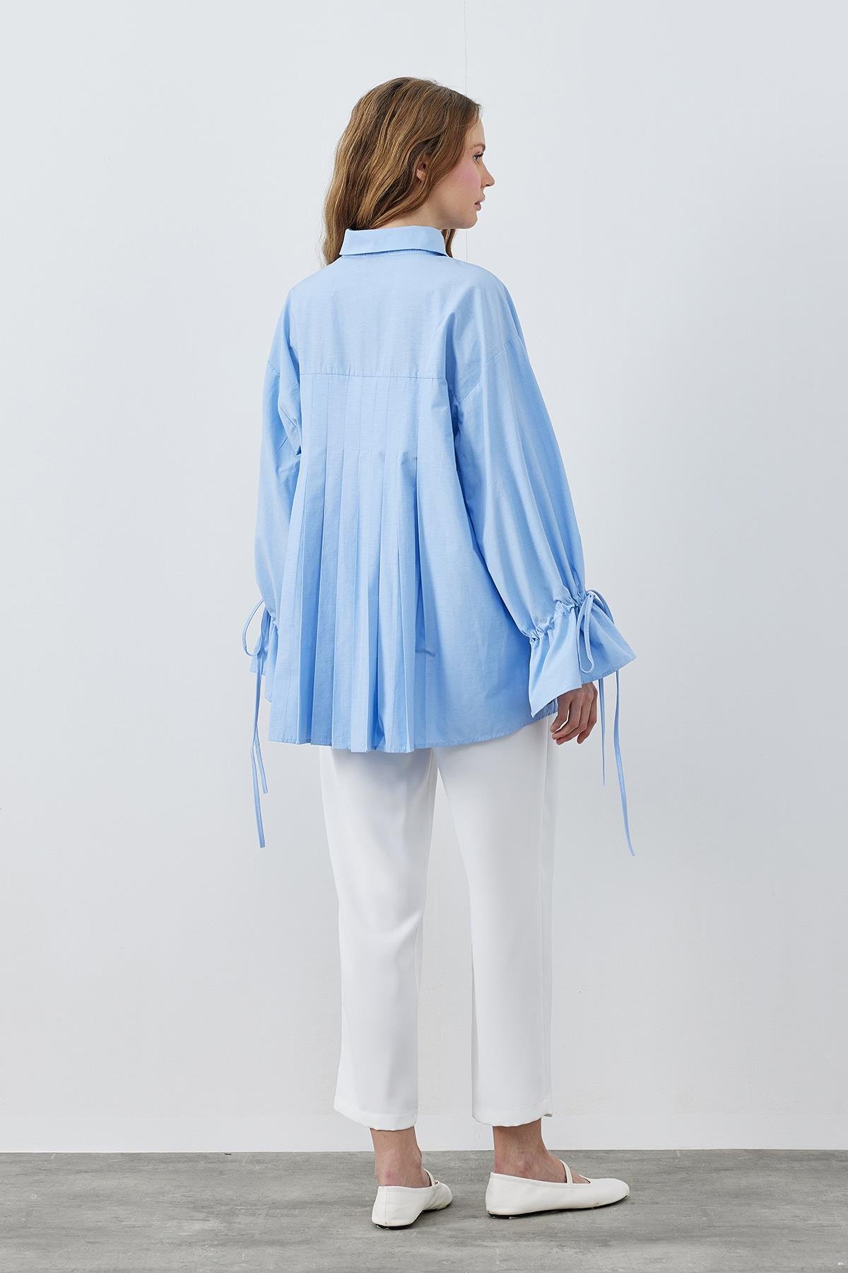 VİOLA TAŞ DÜĞMELİ KOLU BÜZGÜLÜ POPLİN GÖMLEK - MAVİ 