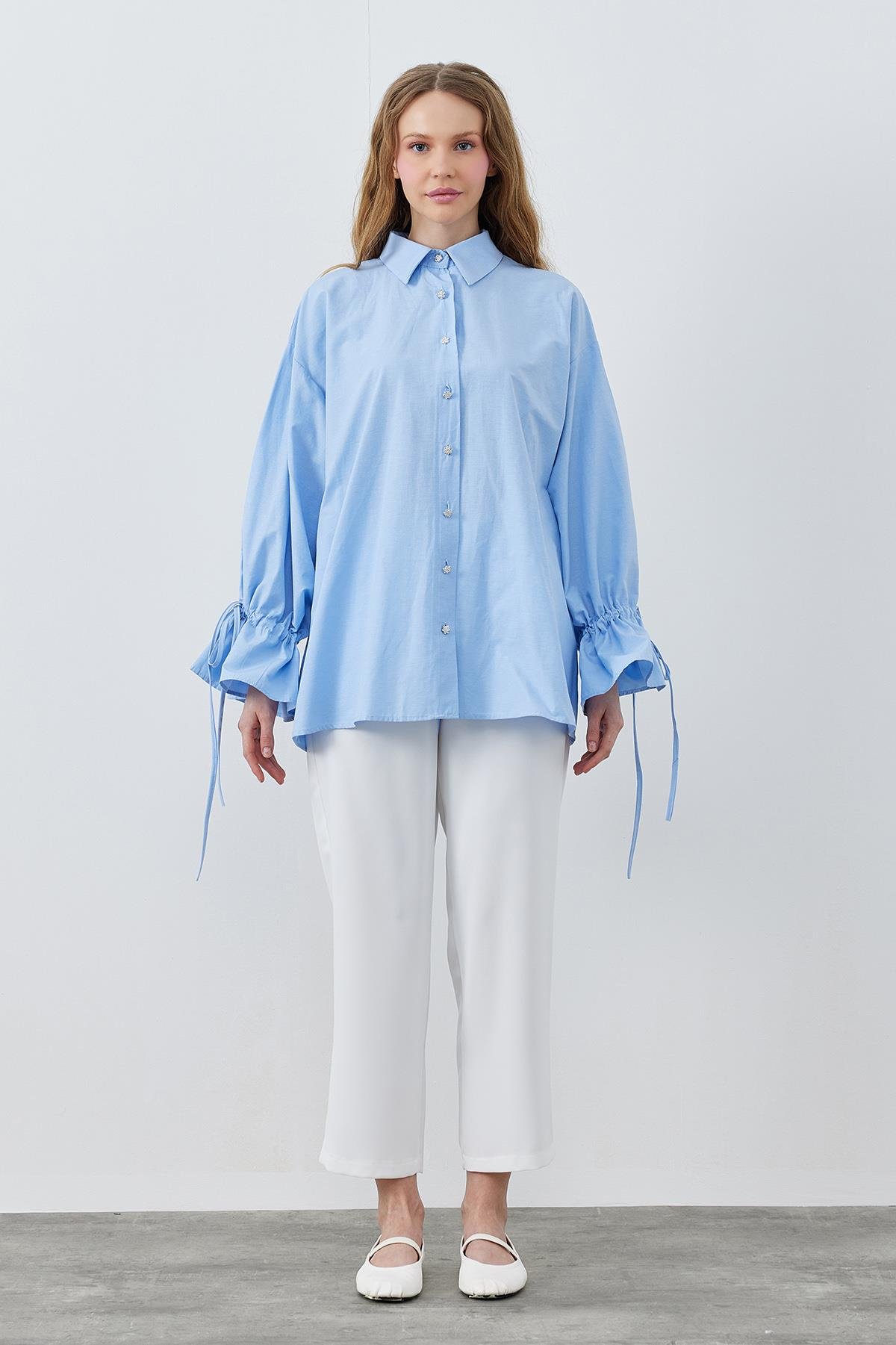 VİOLA TAŞ DÜĞMELİ KOLU BÜZGÜLÜ POPLİN GÖMLEK - MAVİ 