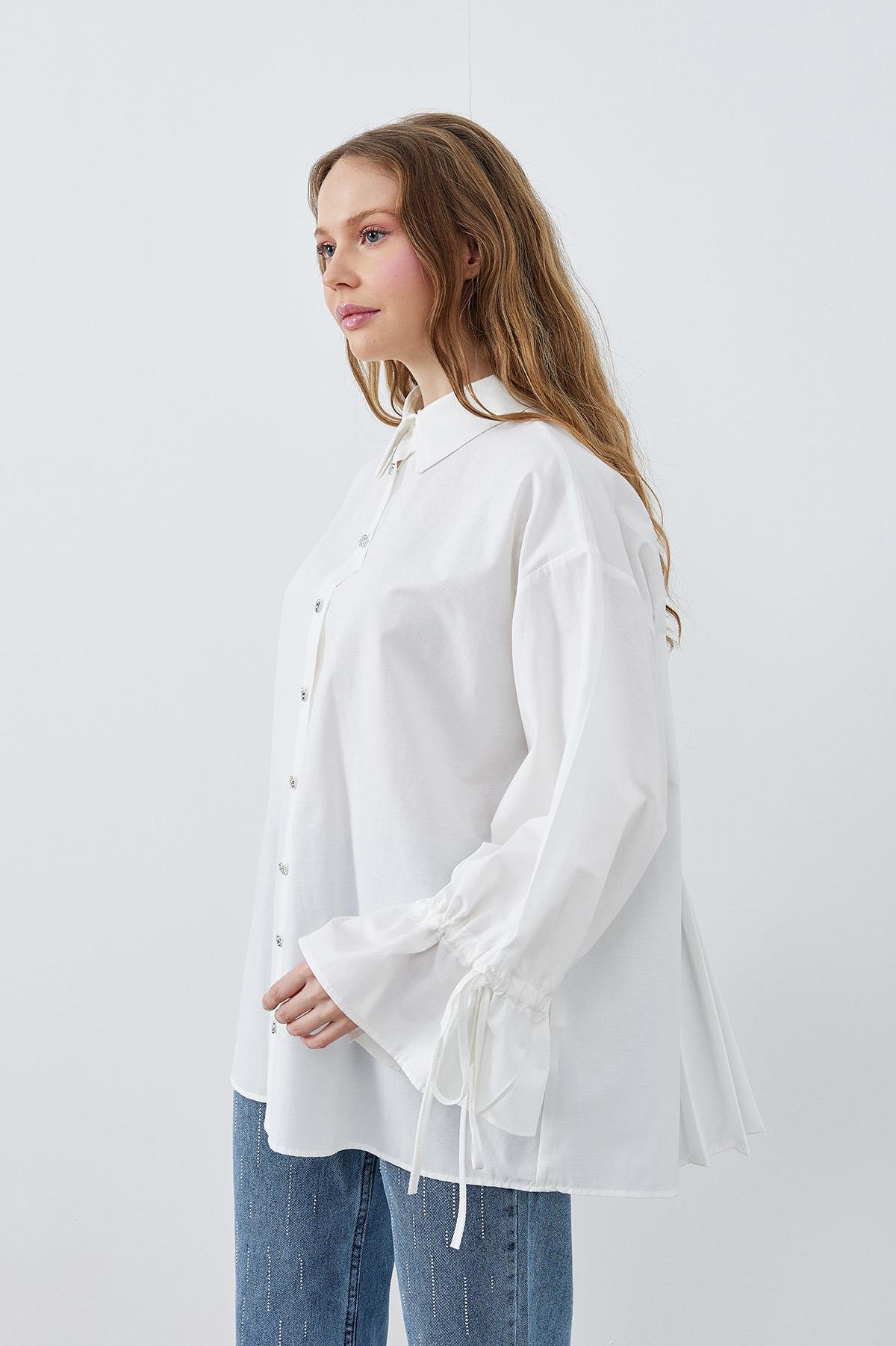 VİOLA TAŞ DÜĞMELİ KOLU BÜZGÜLÜ POPLİN GÖMLEK - BEYAZ