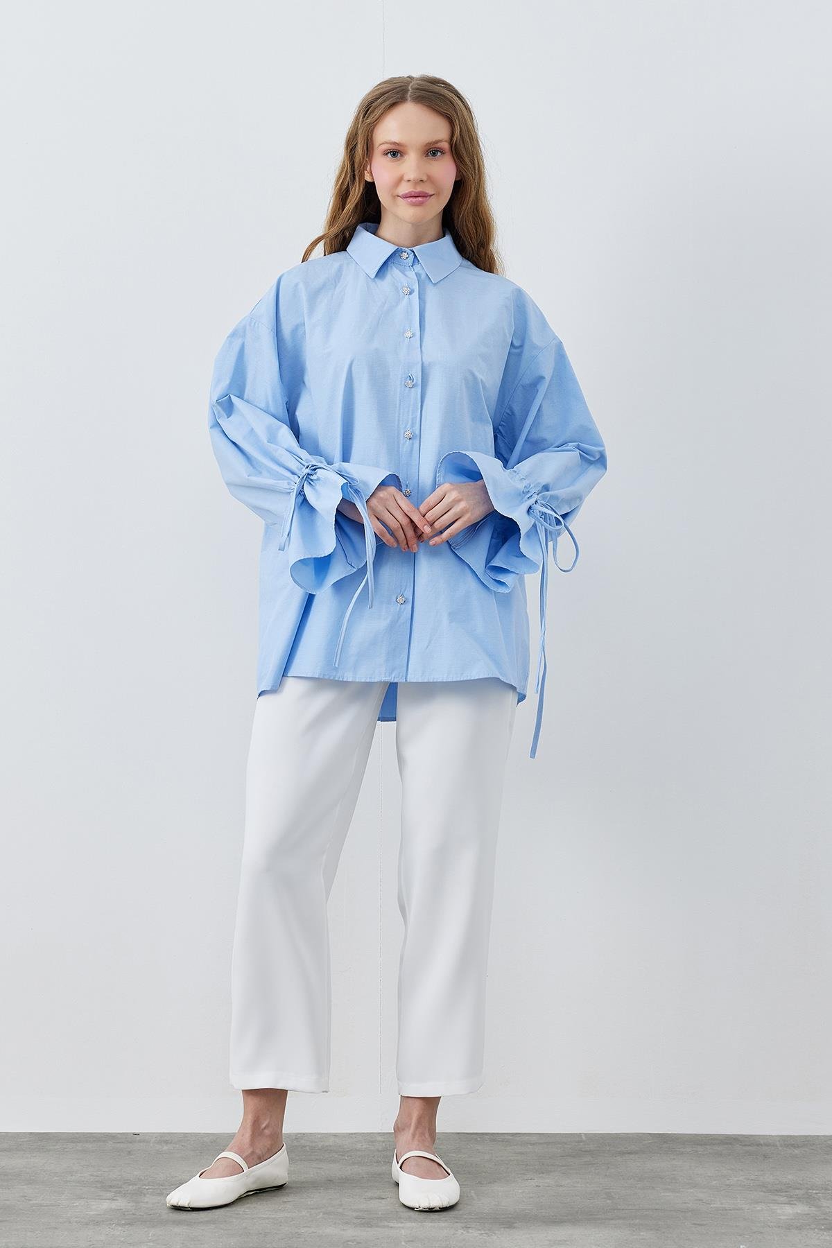 VİOLA TAŞ DÜĞMELİ KOLU BÜZGÜLÜ POPLİN GÖMLEK - MAVİ 