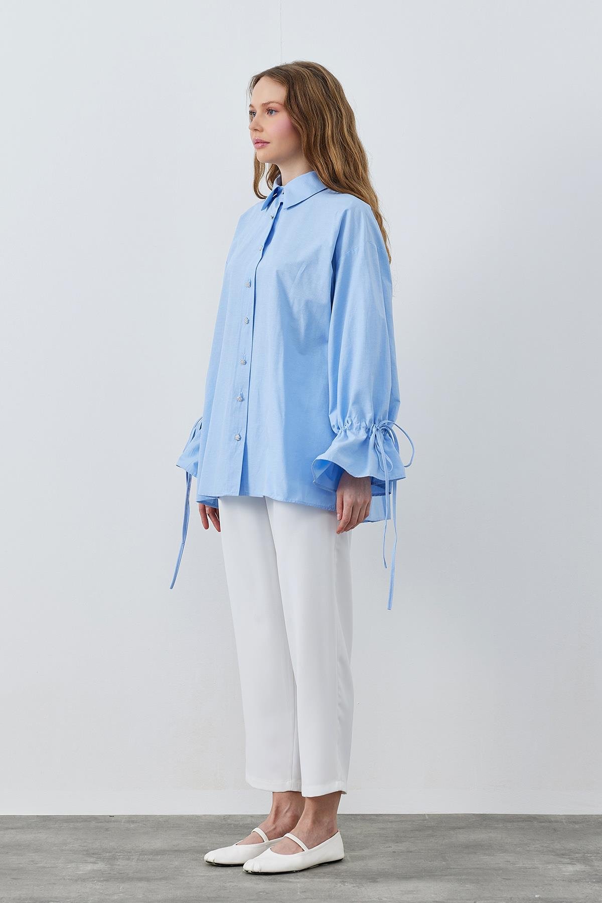 VİOLA TAŞ DÜĞMELİ KOLU BÜZGÜLÜ POPLİN GÖMLEK - MAVİ 