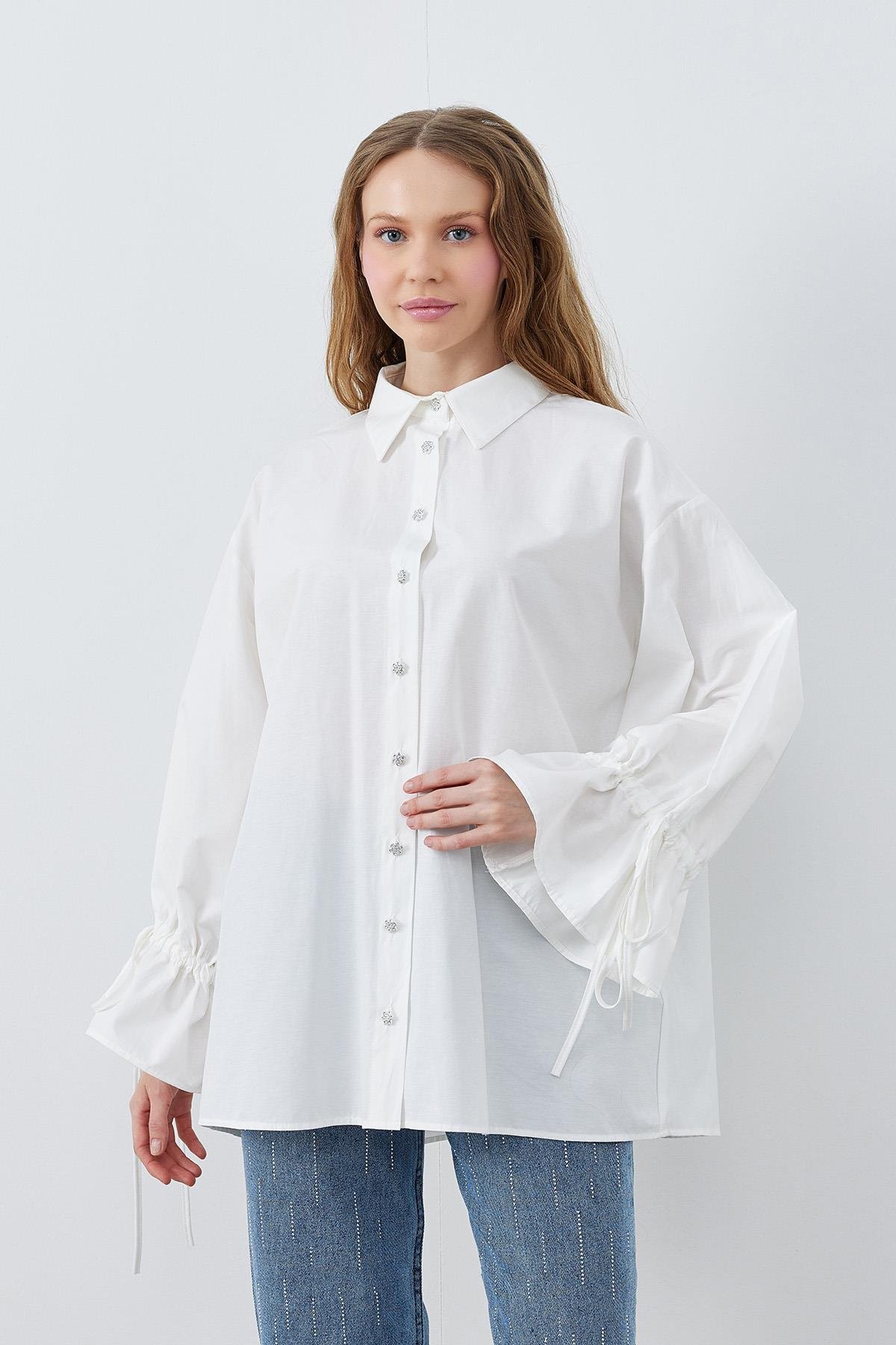 VİOLA TAŞ DÜĞMELİ KOLU BÜZGÜLÜ POPLİN GÖMLEK - BEYAZ