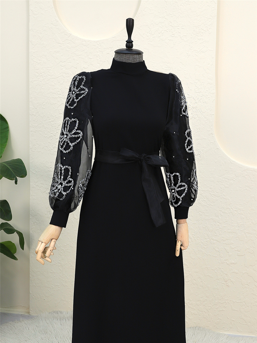Dik Yaka Organze Kol Taş Detaylı Elbise -Siyah-316-4612-R01