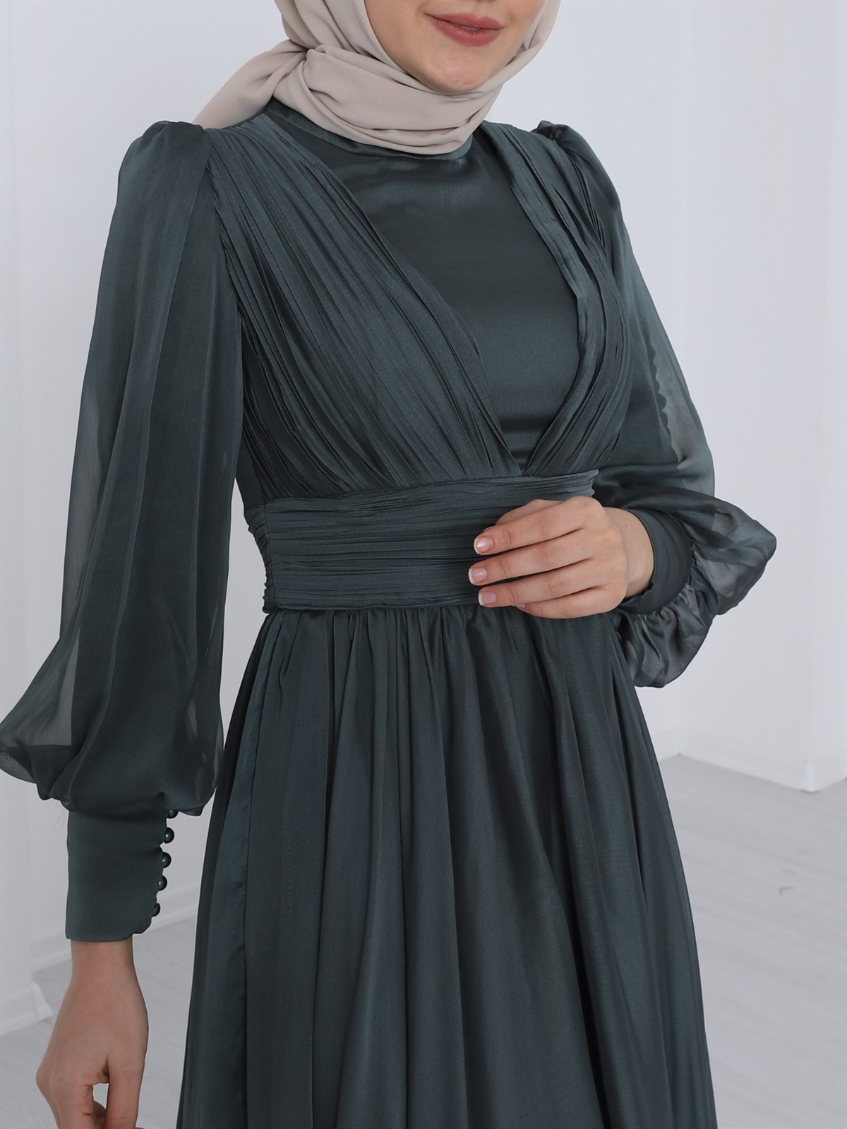 Önü Drape Detaylı Kolu Düğmeli Şifon Abiye -Haki