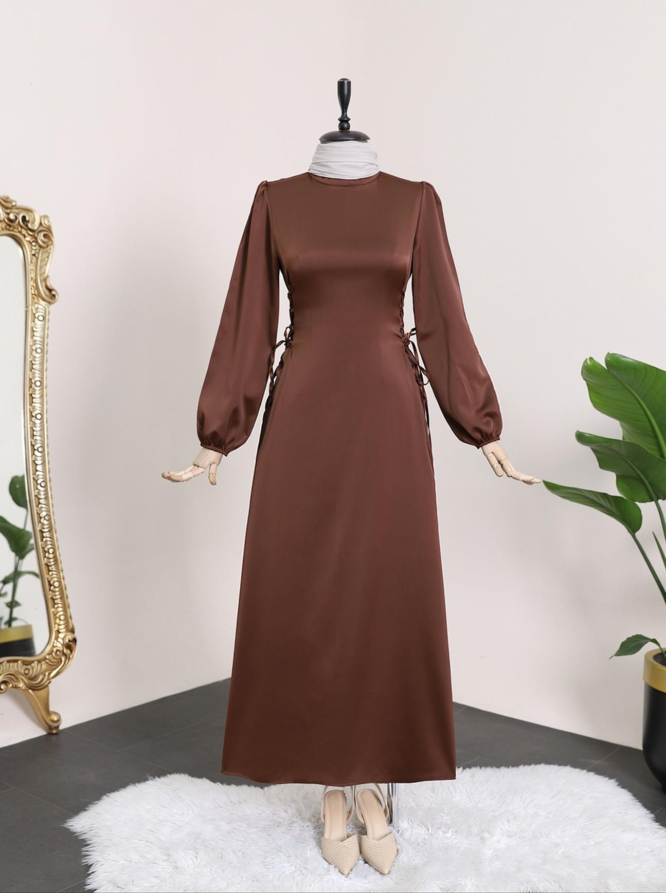 Yanları Bağcıklı Dik Yaka Kolu Lastikli Elbise -Kahve