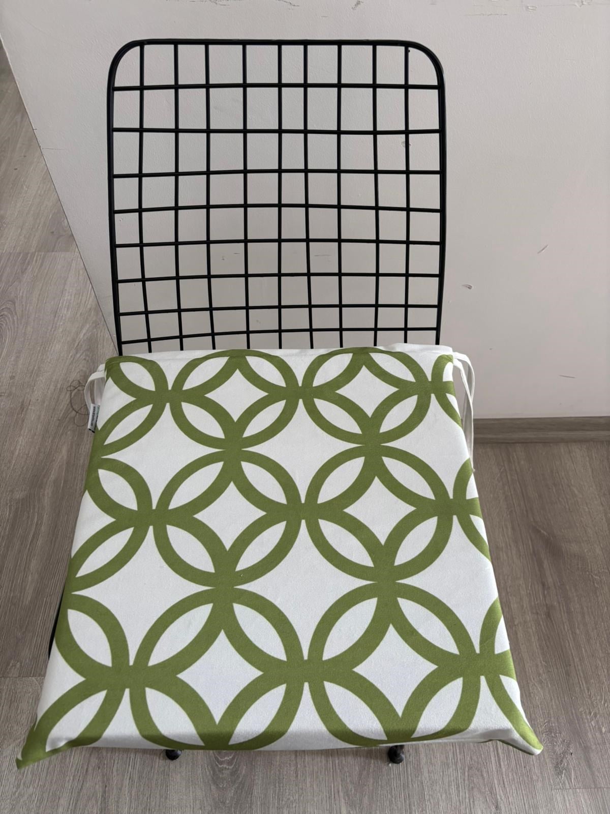 E402 BEYAZ ZEMİN FISTIK YEŞİLİ GEOMETRİK DESENLİ SANDALYE MİNDERİ