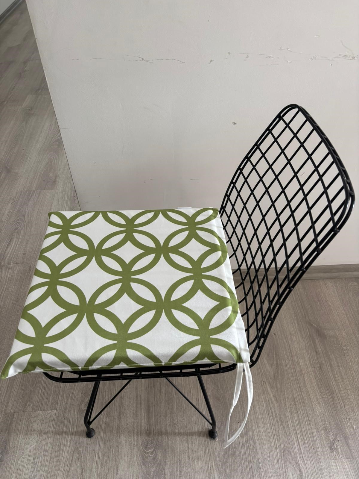 E402 BEYAZ ZEMİN FISTIK YEŞİLİ GEOMETRİK DESENLİ SANDALYE MİNDERİ