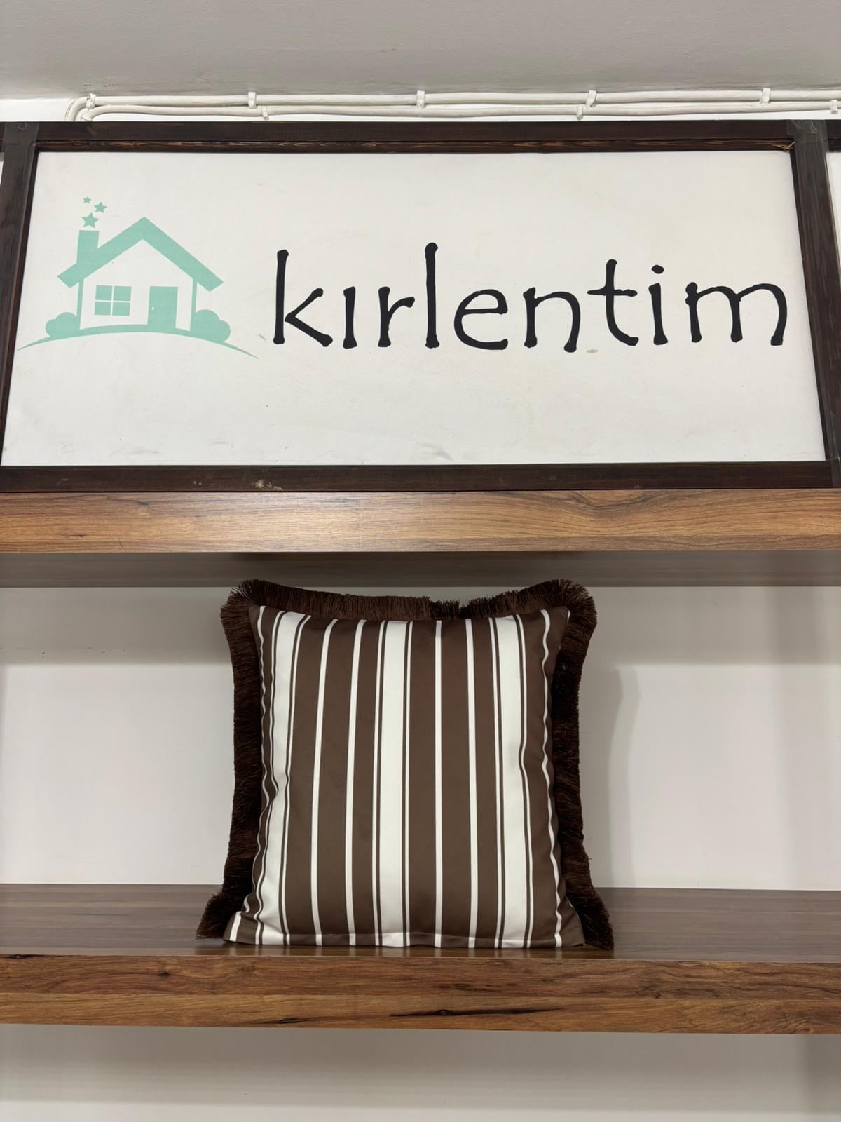 E495C KAHVERENGİ ZEMİNLİ BEYAZ ÇİZGİLİ PÜSKÜLLÜ KIRLENT