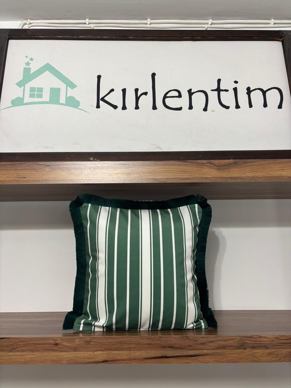 E495C YEŞİL ZEMİNLİ BEYAZ ÇİZGİLİ PÜSKÜLLÜ KIRLENT