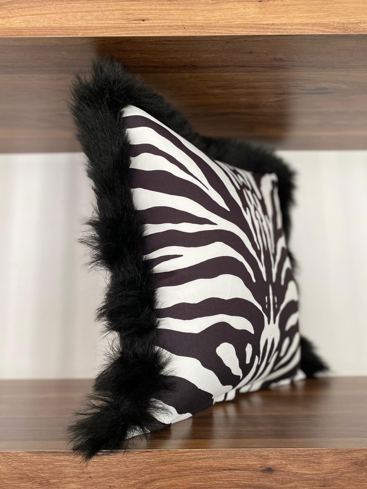 E714 SİYAH PELUŞLU SİYAH BEYAZ ZEBRA DESENLİ 