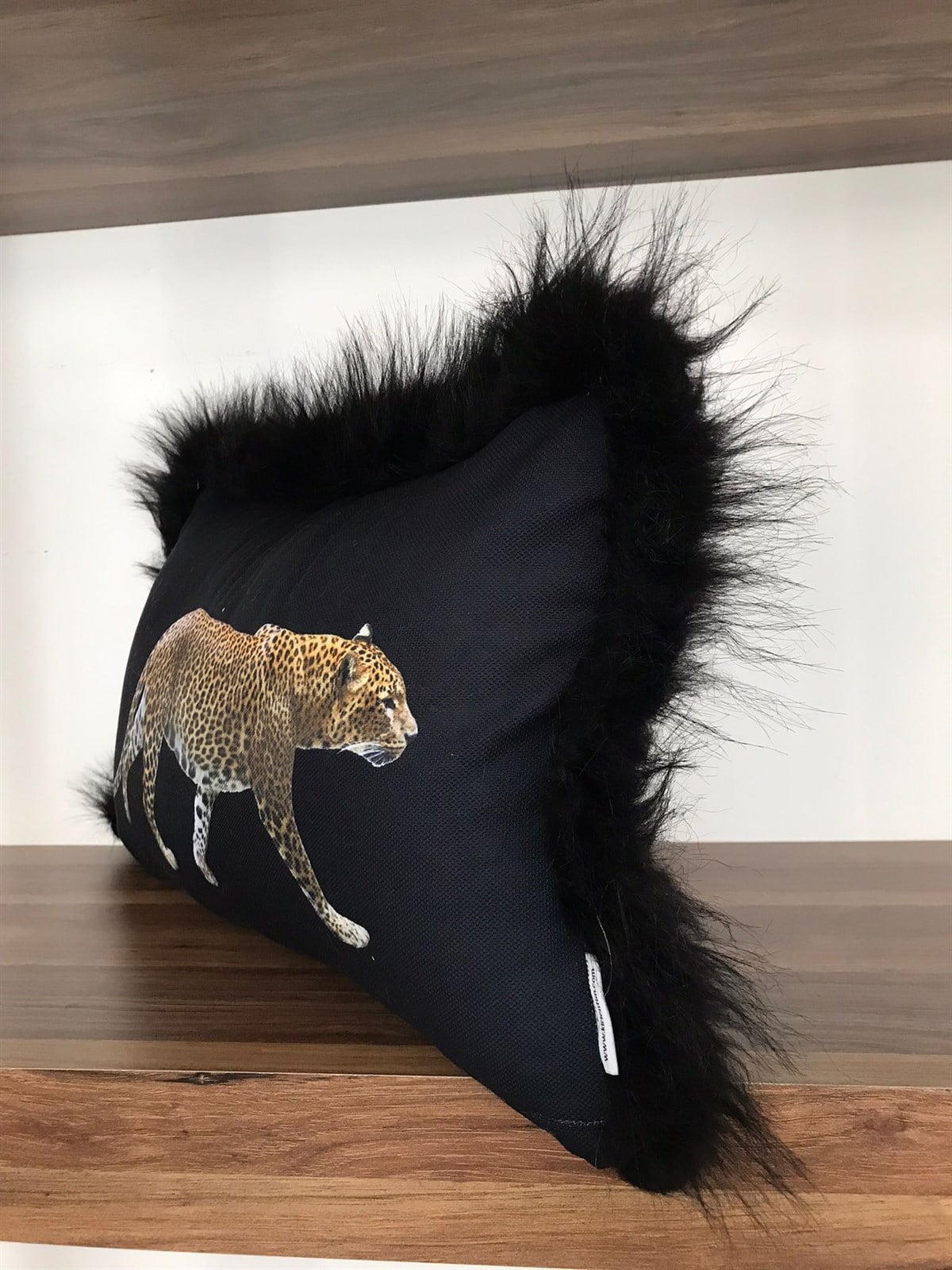 E812-3050 KENARLARI SİYAH PELUŞLU SİYAH ZEMİN YÜRÜYEN LEOPAR