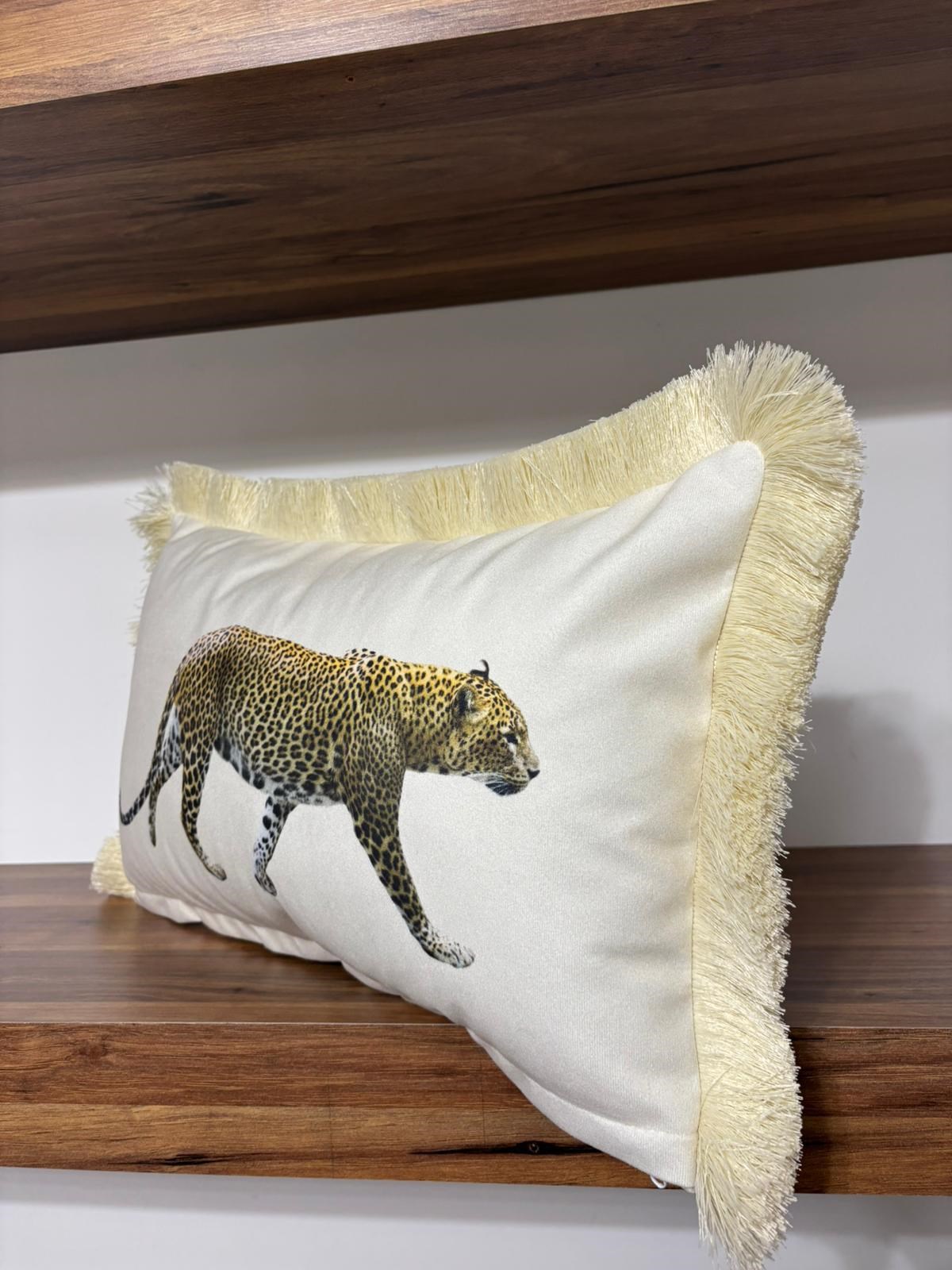 E812 BEYAZ ZEMİN LEOPAR DESENLİ PÜSKÜLLÜ 30*50 KIRLENT