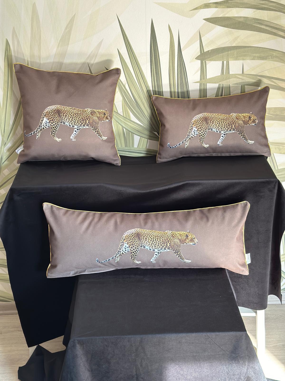 E812 KAHVERENGİ KADİFE ZEMİN LEOPAR DESEN