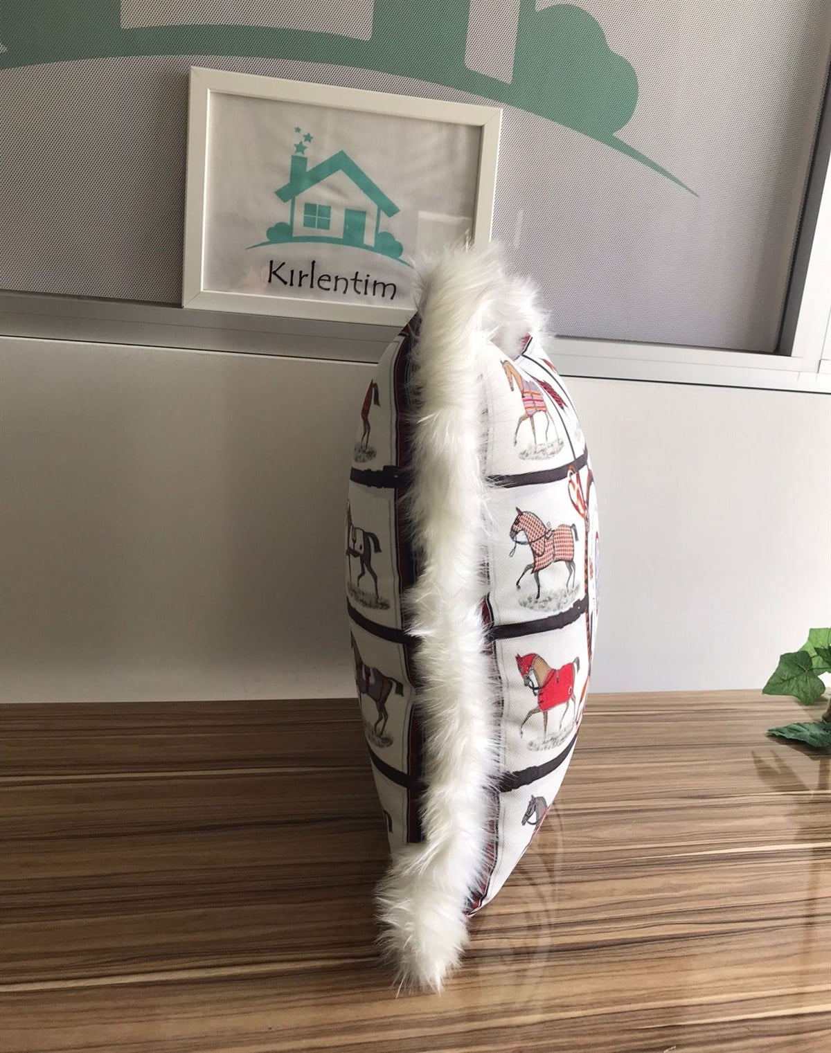 E966 KENARLARI BEYAZ PELUŞLU BEYAZ ZEMİN ÖZEL ÇOKLU AT