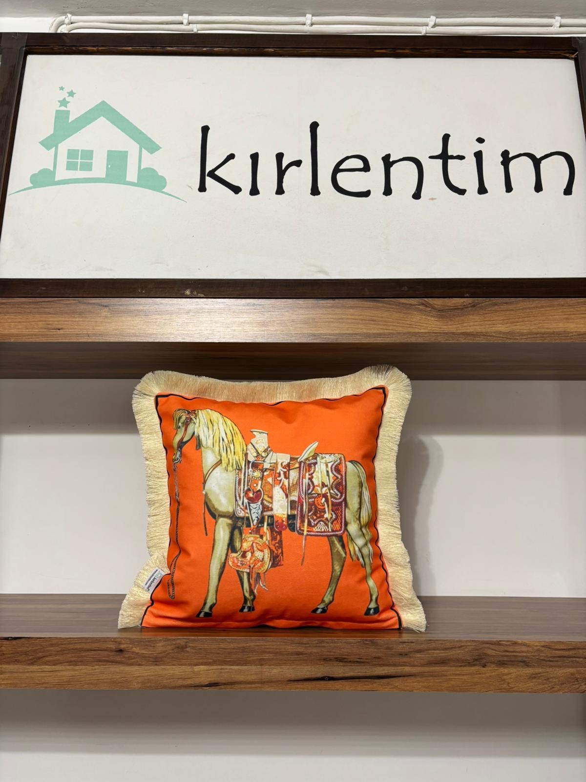 E967 TURUNCU ZEMİN AT DESENLİ PÜSKÜLLÜ KIRLENT