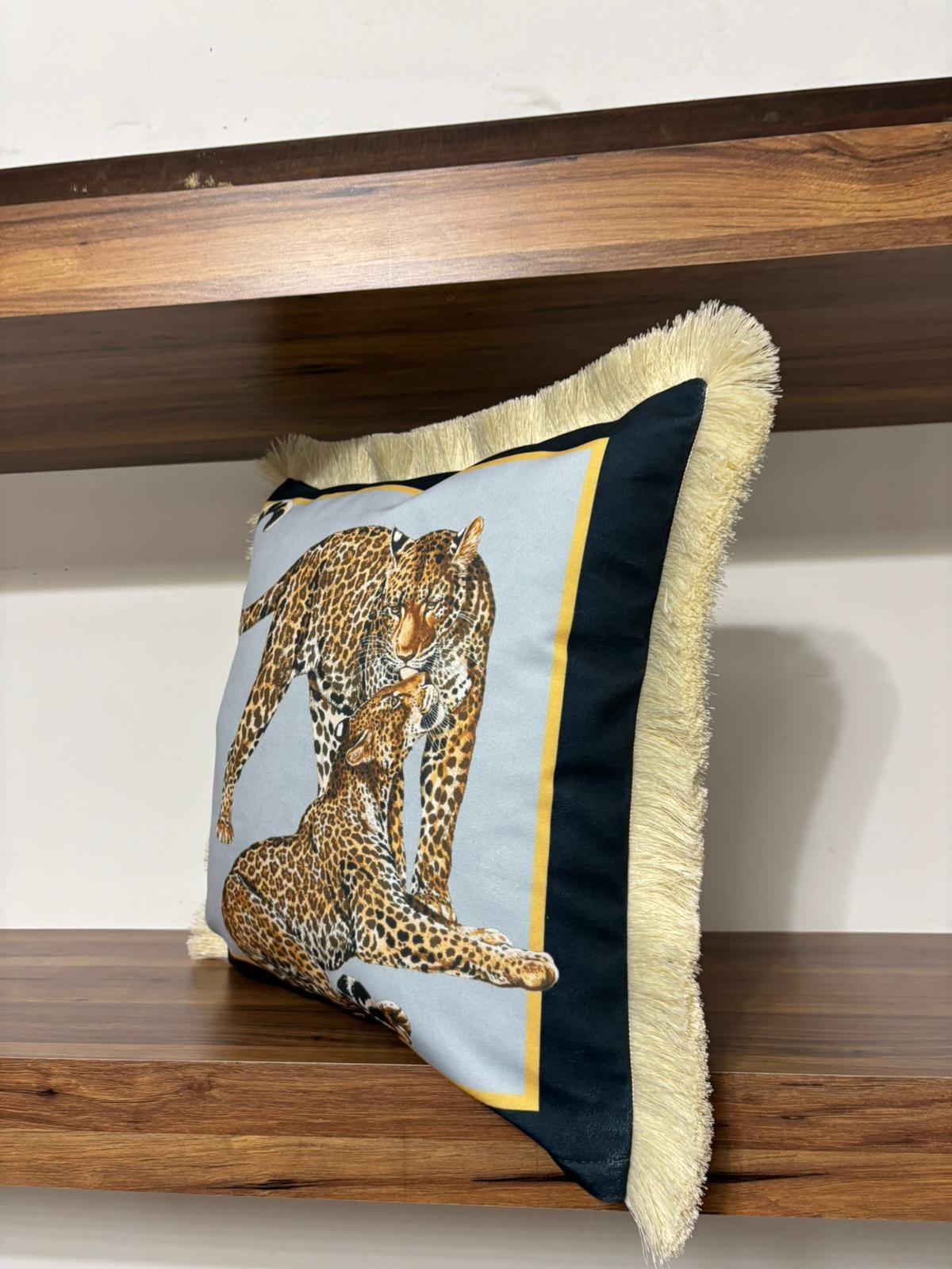 E971 GRİ-SİYAH ZEMİN LEOPAR DESENLİ PÜSKÜLLÜ KIRLENT