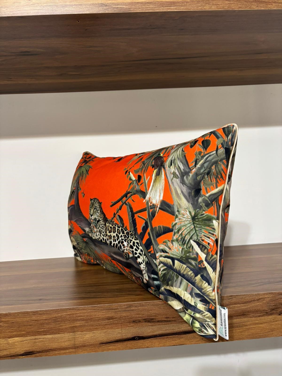 H1170 TURUNCU ZEMİN AĞAÇTAKİ LEOPAR DESENLİ 30*50 KIRLENT
