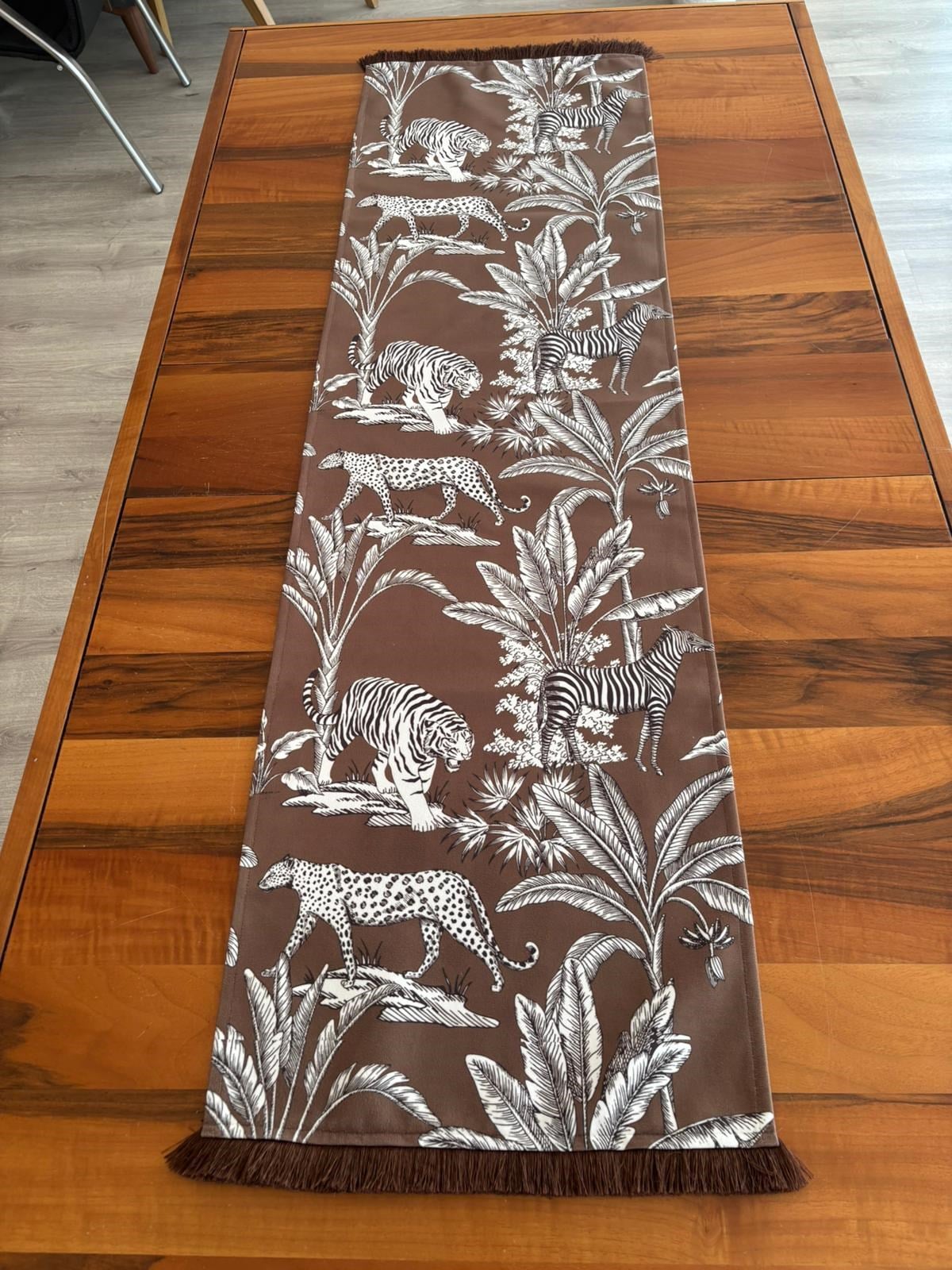 H1219 KAHVERENGİ ZEMİN TROPİKAL DESENLİ PÜSKÜLLÜ RUNNER