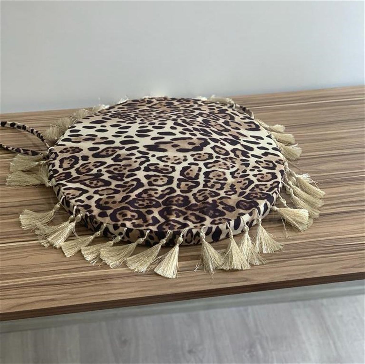 KENARLARI BEJ PÜSKÜLLÜ LEOPAR DESENLİ SANDALYE MİNDERİ 