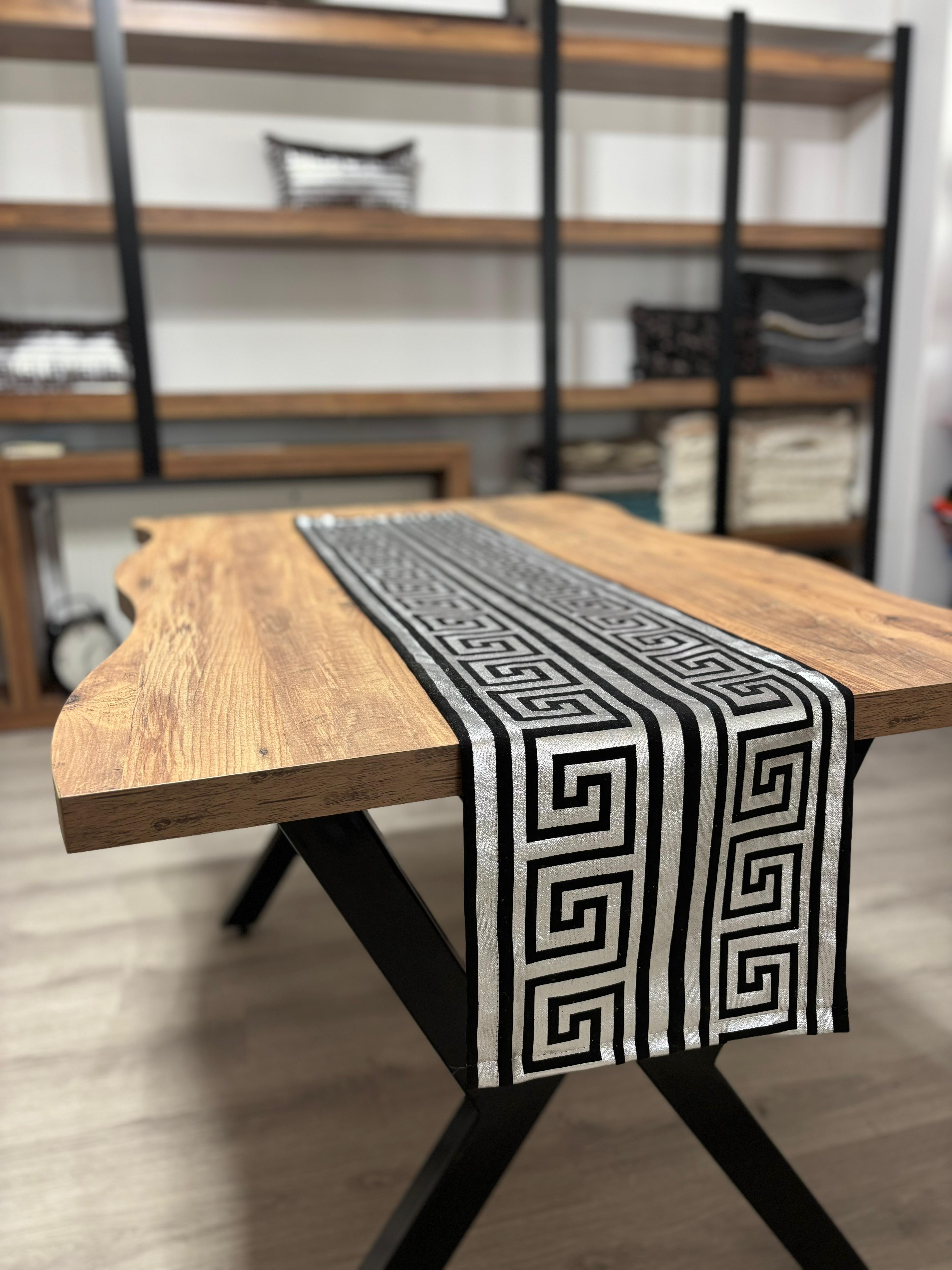 SİYAH ZEMİN LABİRENT DESEN GÜMÜŞ VARAK BASKILI RUNNER
