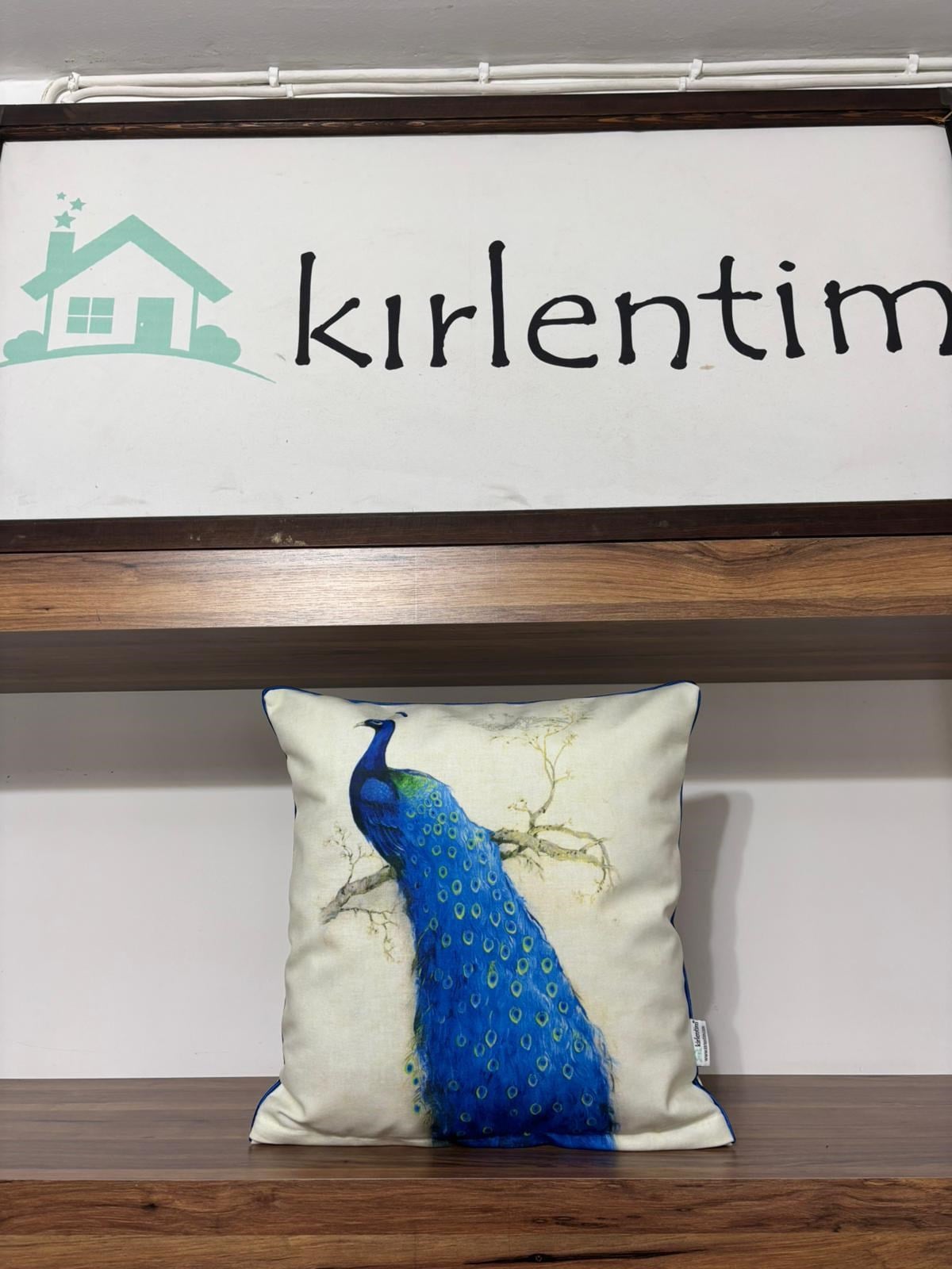 T215 BEYAZ ZEMİN TAVUSKUŞU DESENLİ KIRLENT