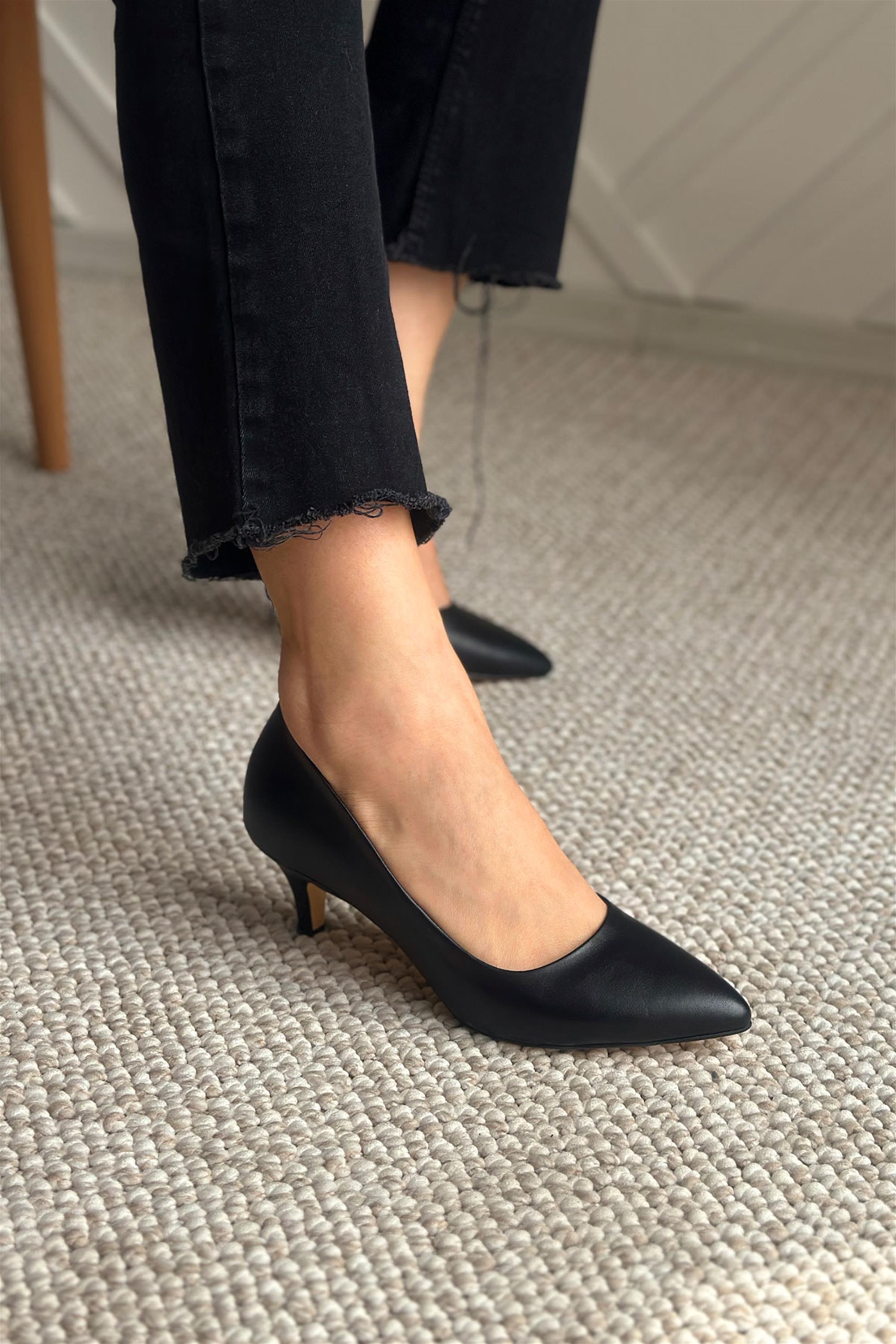 Beleni Siyah Deri Kısa Topuklu Rahat Kadın Stiletto Ayakkabı