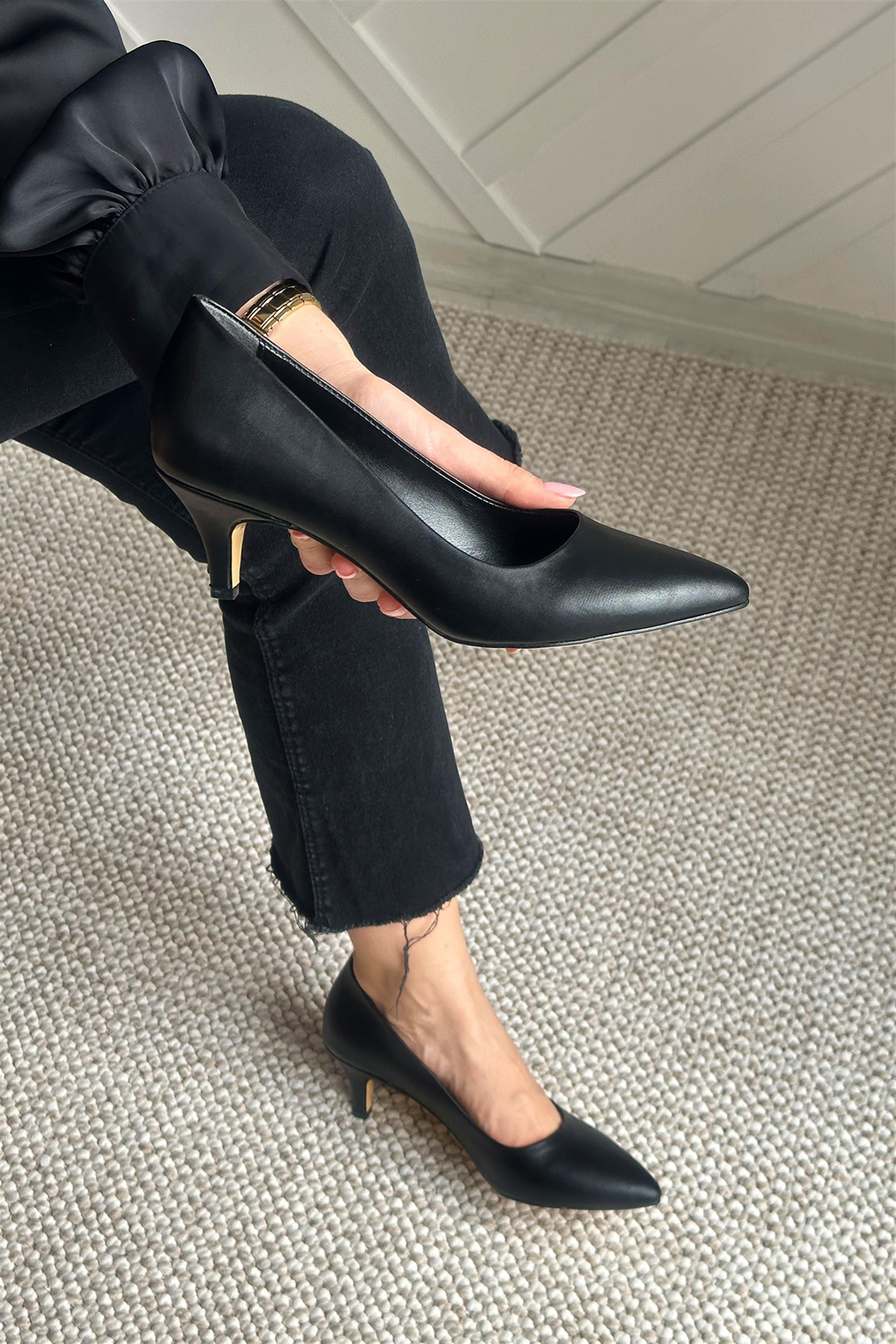 Beleni Siyah Deri Kısa Topuklu Rahat Kadın Stiletto Ayakkabı