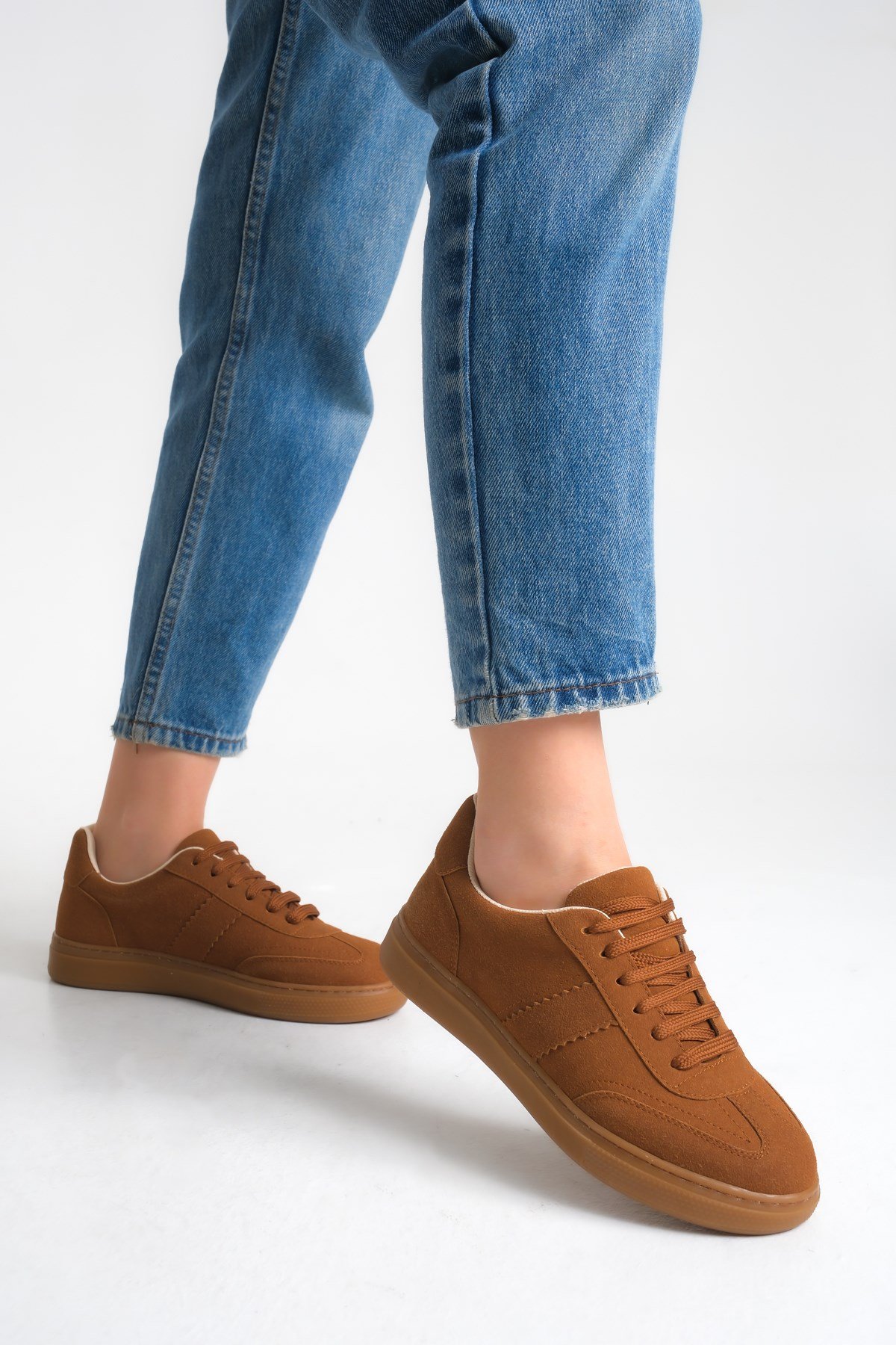 BORN SNEAKERS
