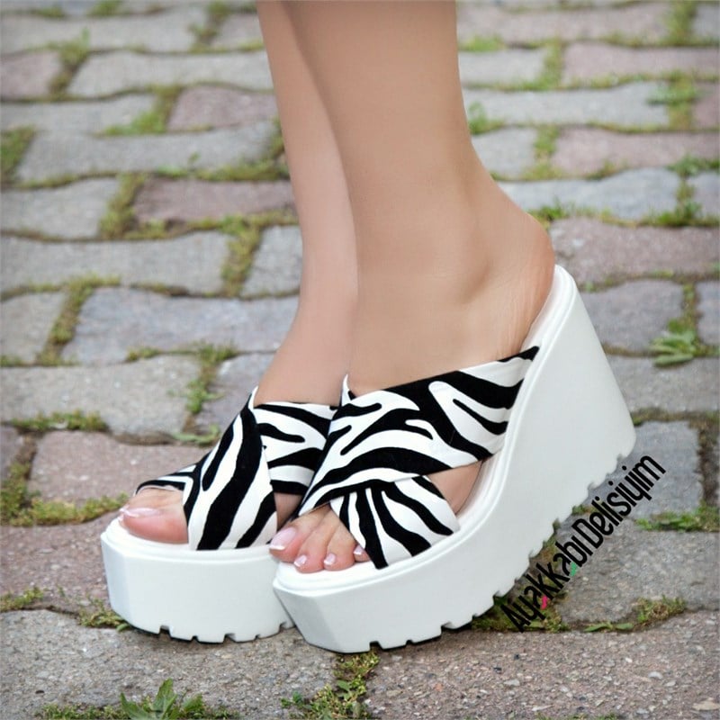 Fizi Zebra Dolgu Topuklu Terlik