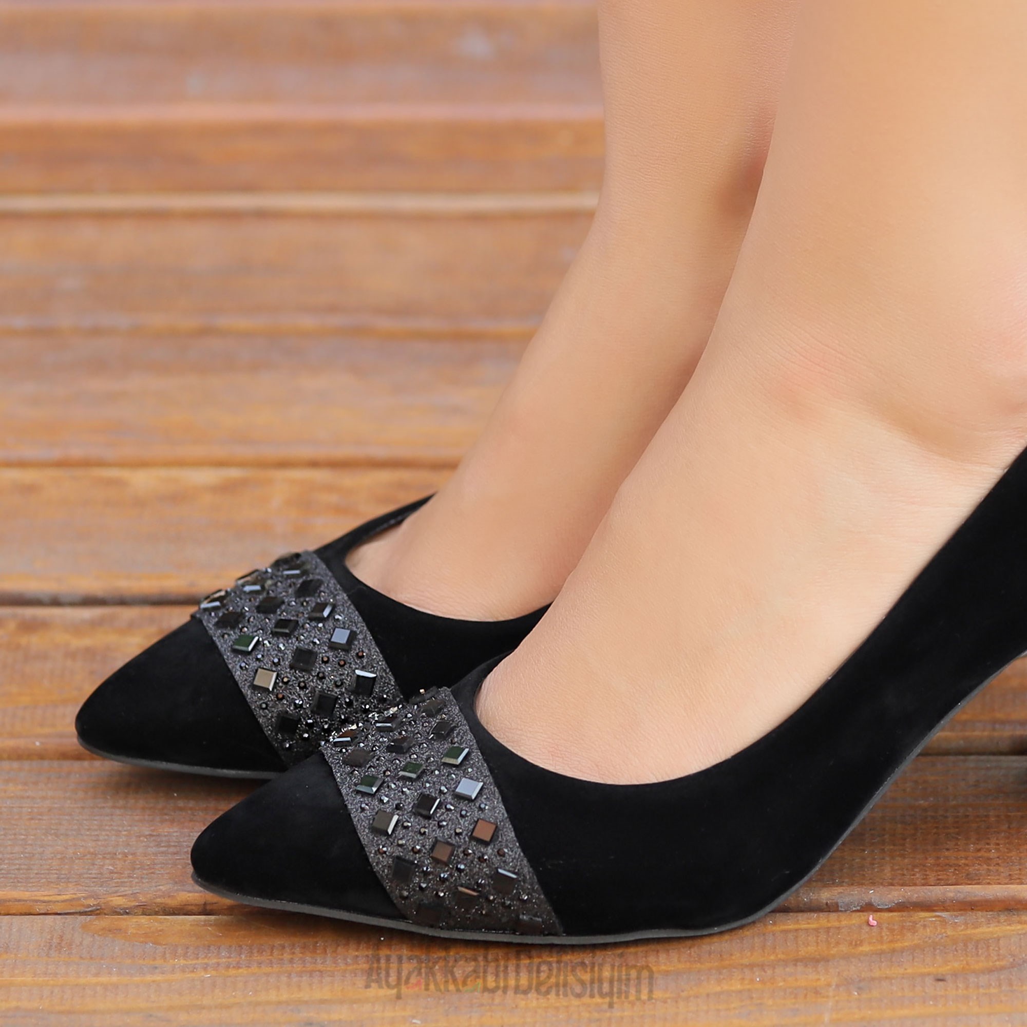 İlori Süet Siyah Taş Detaylı Stiletto Ayakkabı