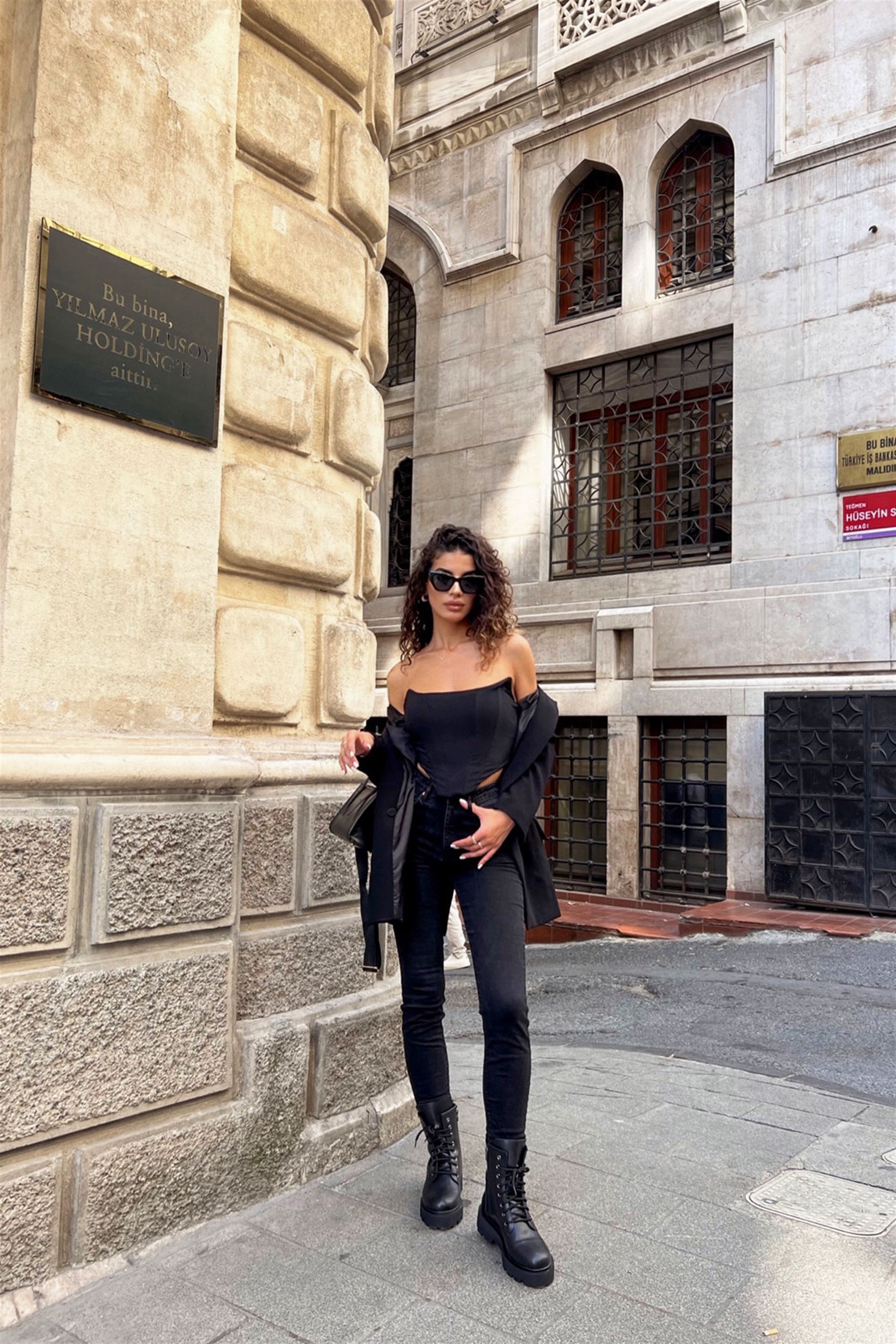 Lusi Siyah Bağcıklı Postal Bot