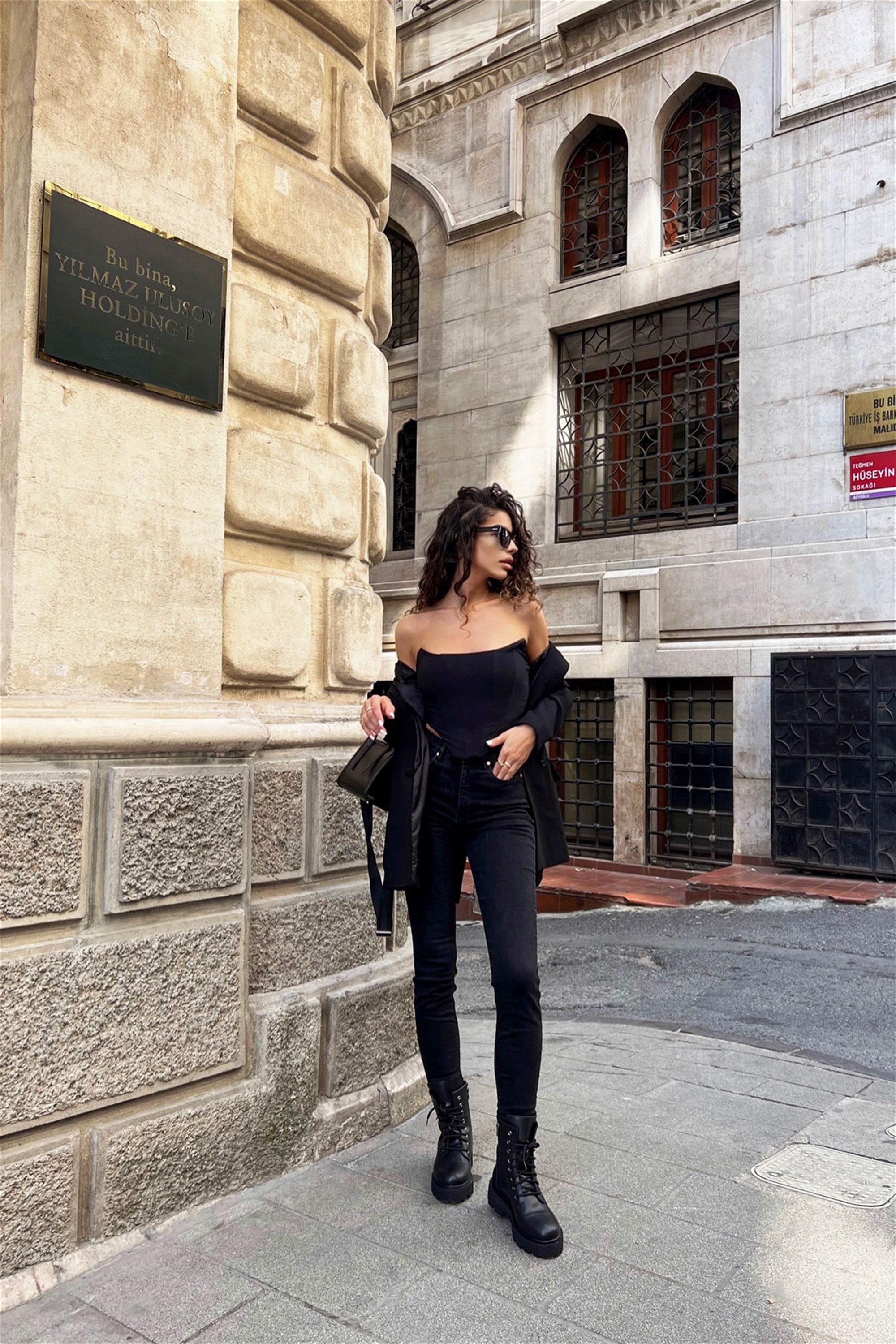 Lusi Siyah Bağcıklı Postal Bot