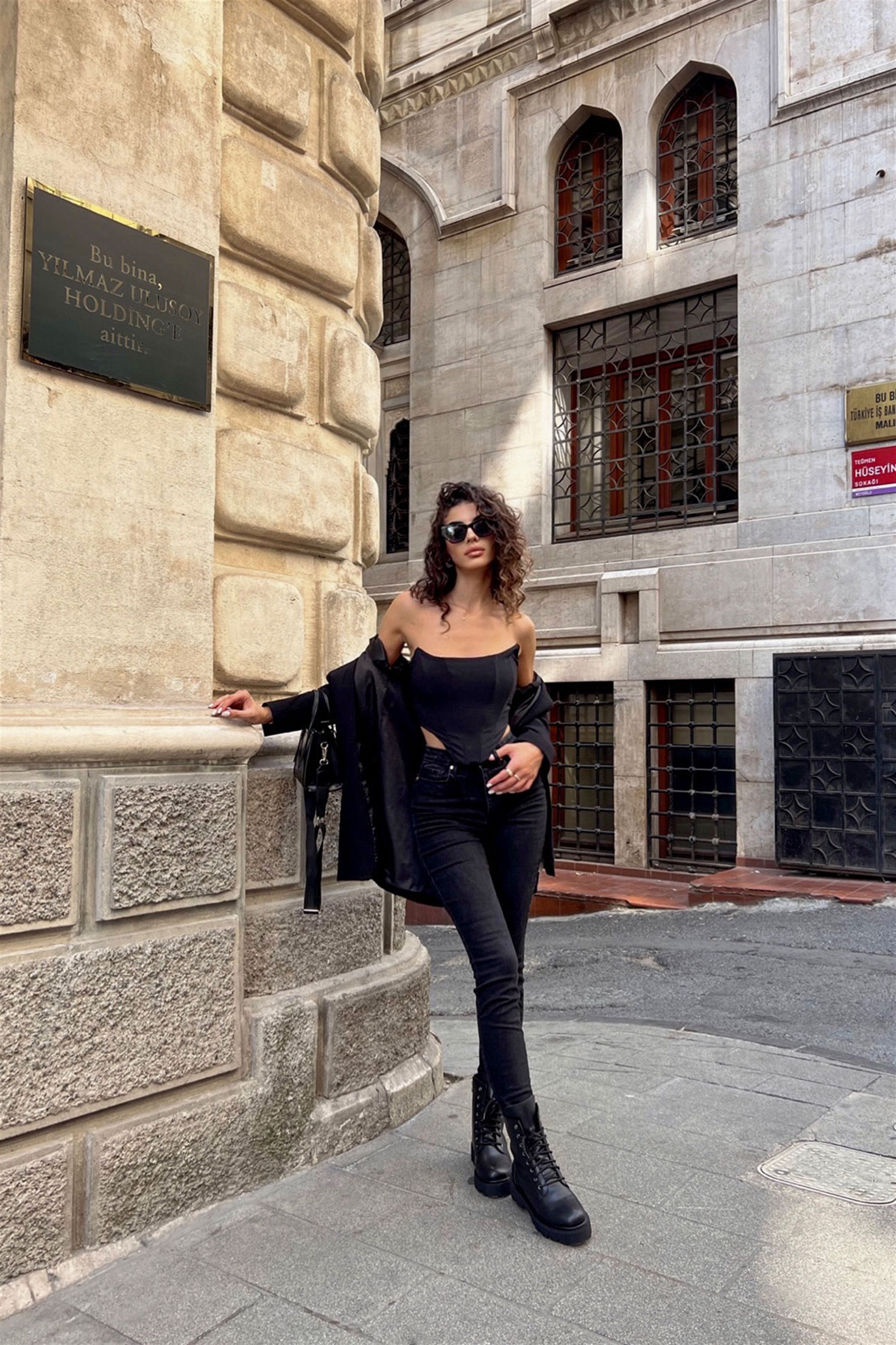 Lusi Siyah Bağcıklı Postal Bot