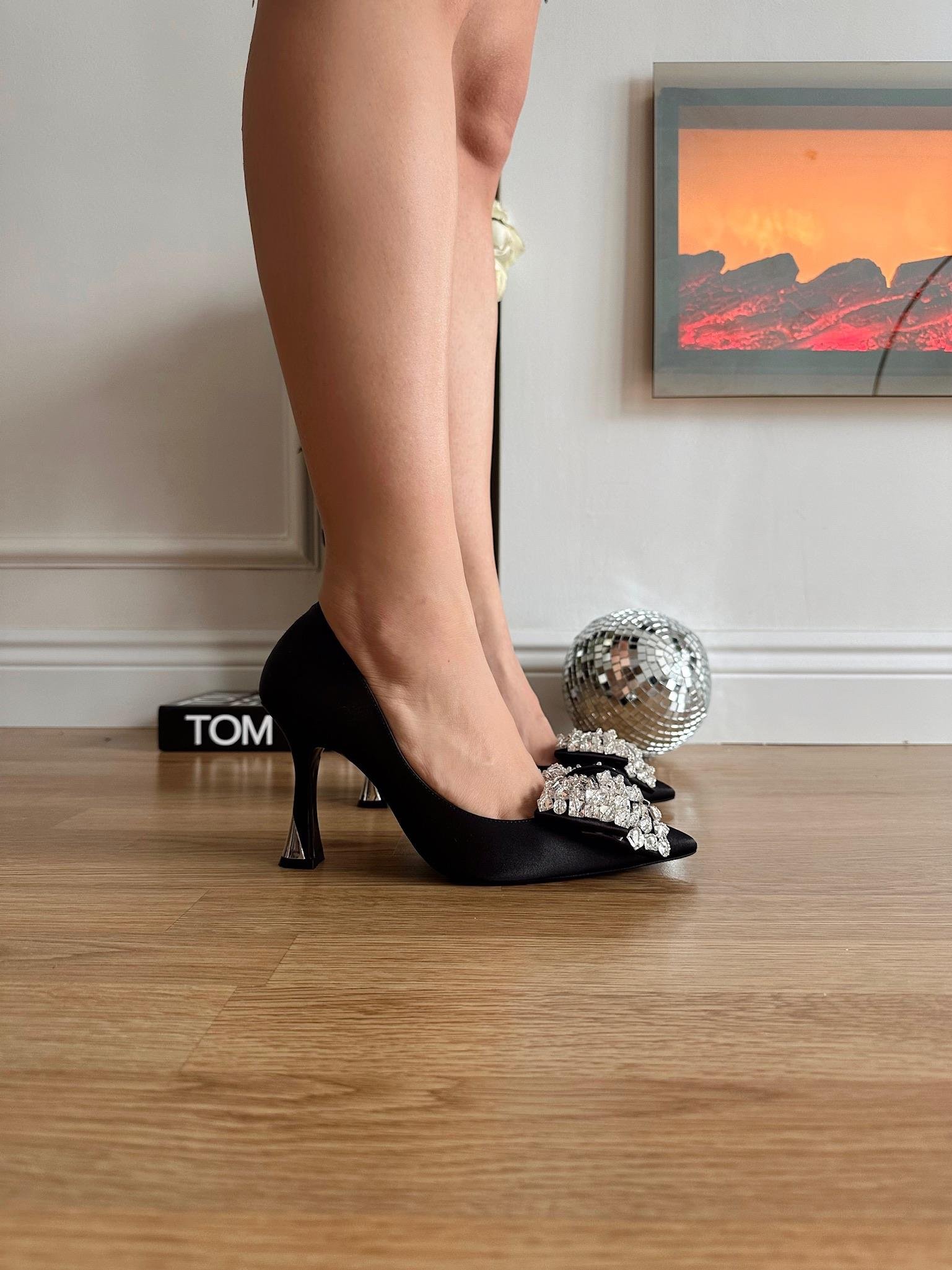 Mia Siyah Saten Topuklu Taşlı Toka Aksesuarlı Kadın Stiletto Ayakkabı